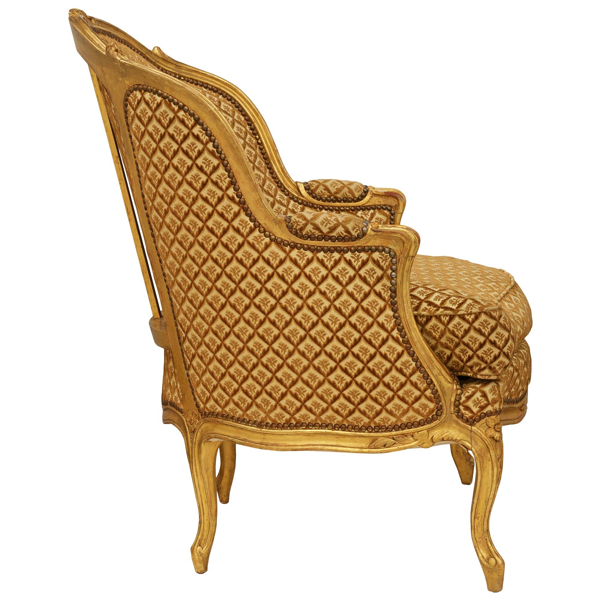 Poltrona Bergère francese della metà del XIX secolo in legno di gilt, stile Luigi XV In condizioni buone in vendita a West Palm Beach, FL