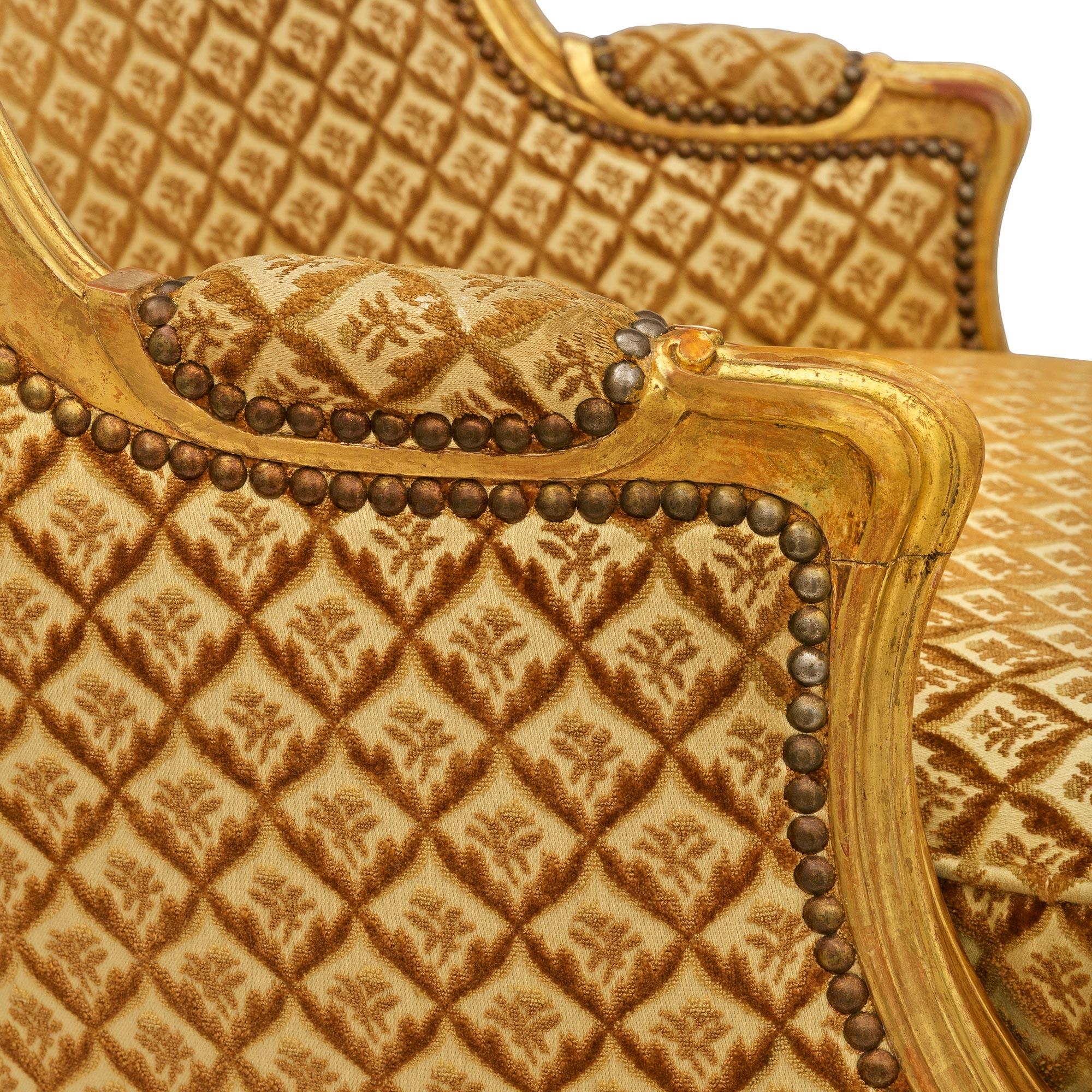 Poltrona Bergère francese della metà del XIX secolo in legno di gilt, stile Luigi XV in vendita 1