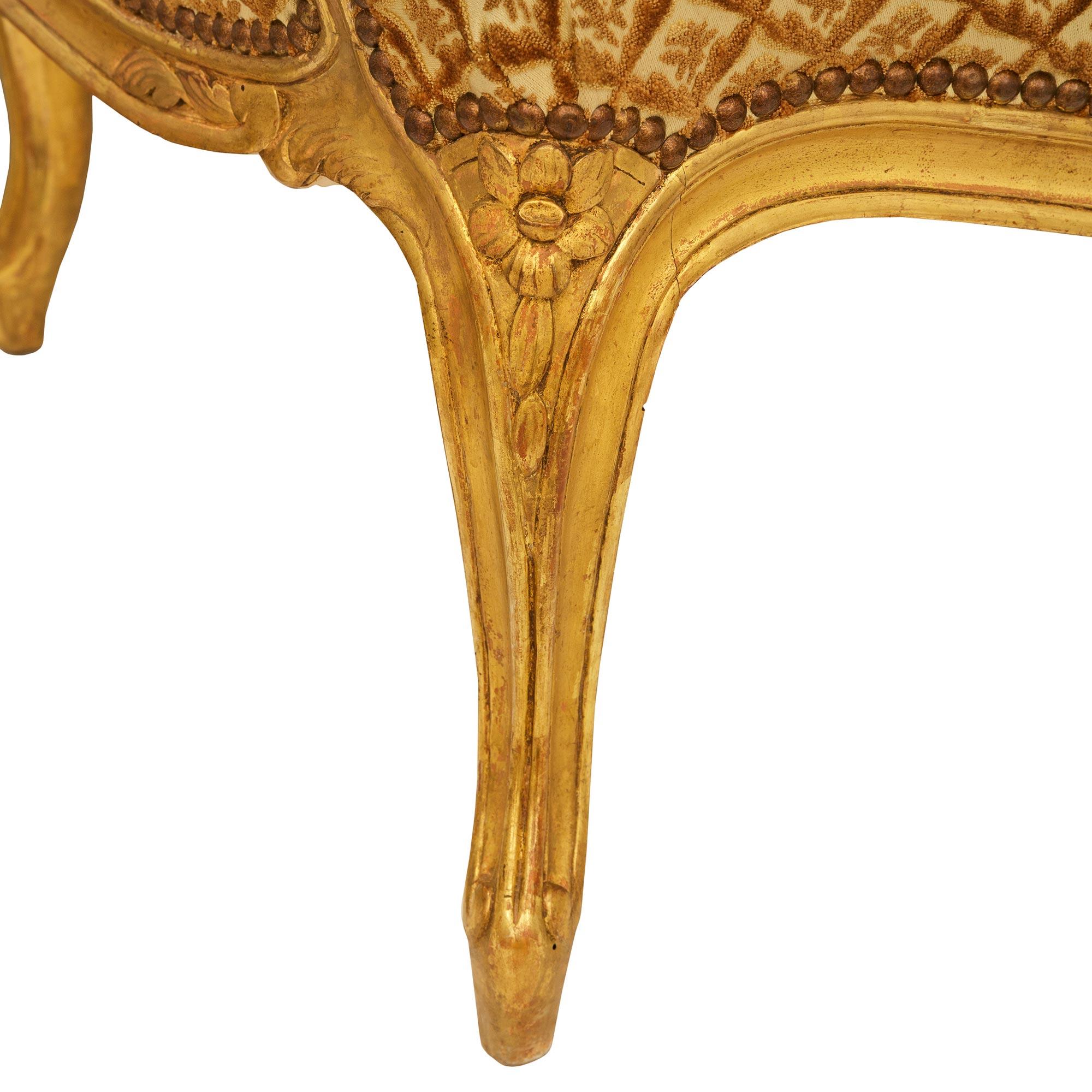 Poltrona Bergère francese della metà del XIX secolo in legno di gilt, stile Luigi XV in vendita 2