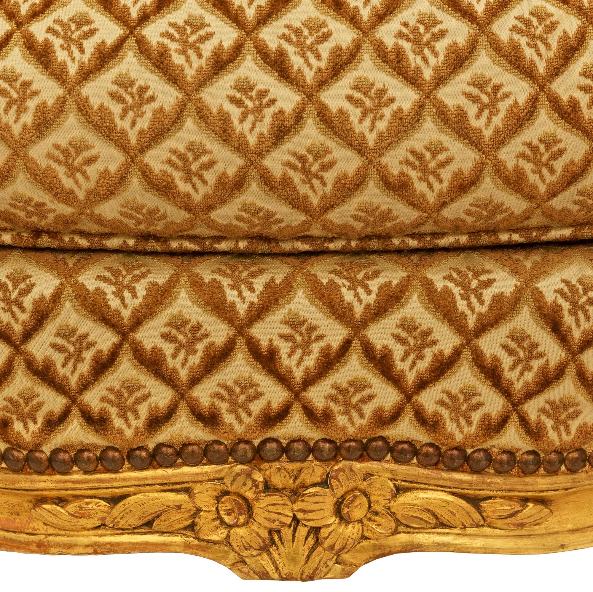 Poltrona Bergère francese della metà del XIX secolo in legno di gilt, stile Luigi XV in vendita 3