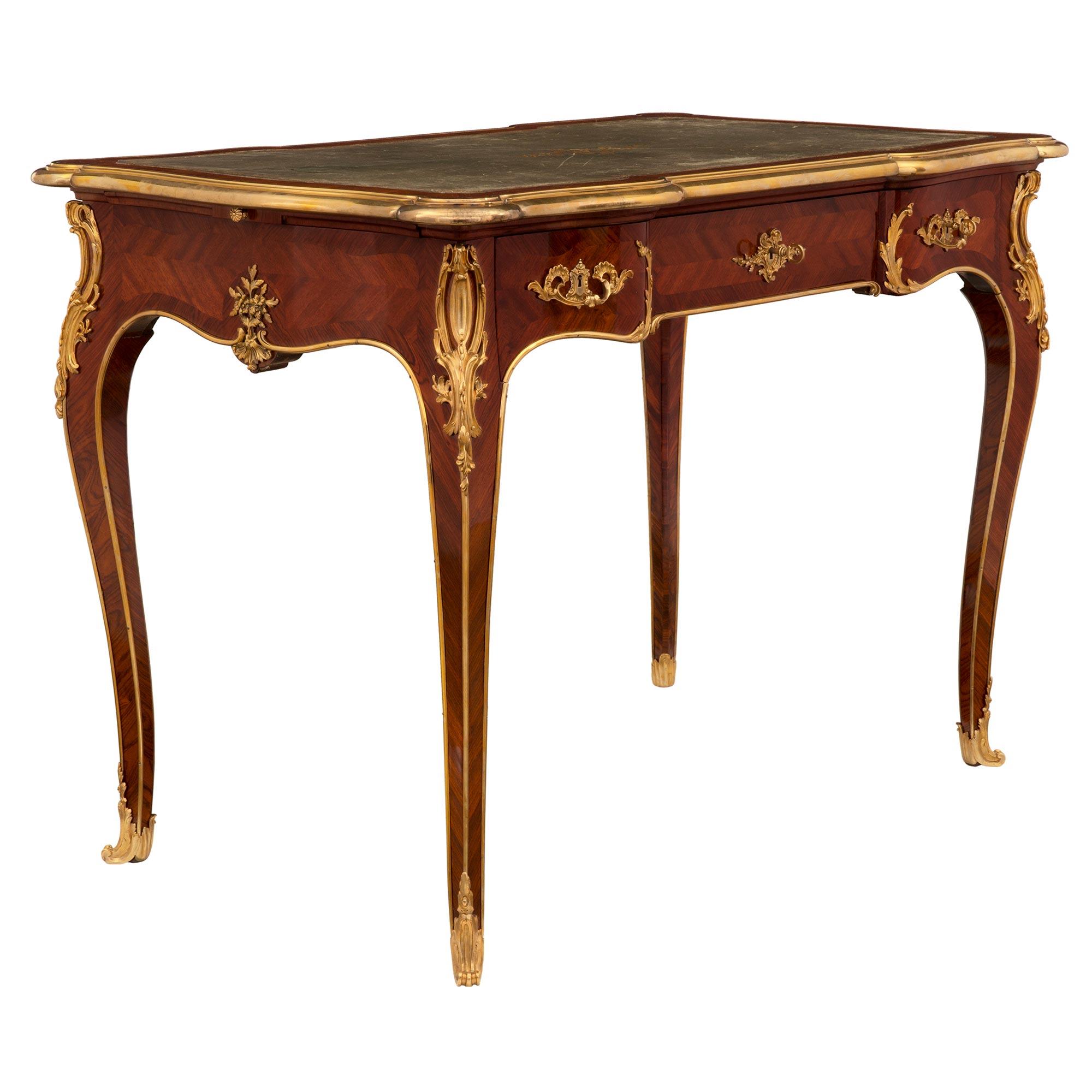 Français Plaque de bureau française de style Louis XV du milieu du 19e siècle en bois de violette et bronze doré en vente