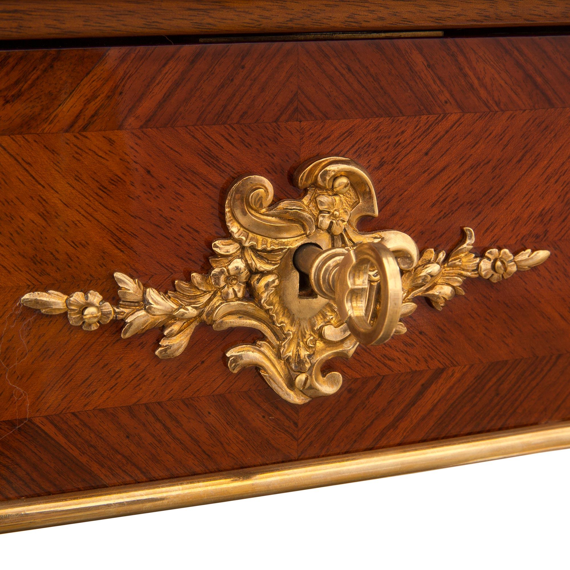 Bronze doré Plaque de bureau française de style Louis XV du milieu du 19e siècle en bois de violette et bronze doré en vente