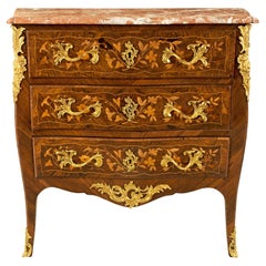 Commode à trois tiroirs en marqueterie de style Louis XV du milieu du XIXe siècle et ornementation en bronze doré