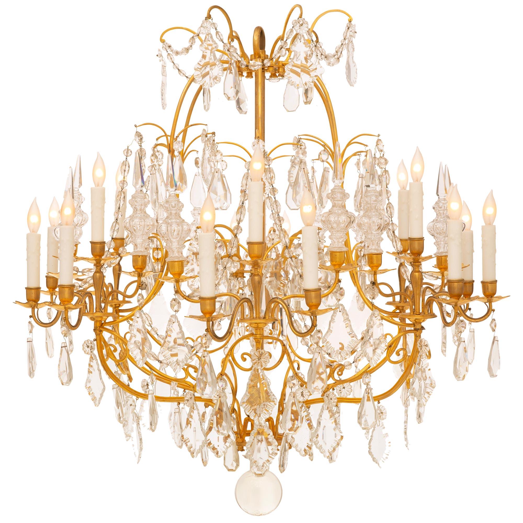 Francese Lampadario francese della metà del XIX secolo in stile Luigi XV St. Ormolu e Baccarat Crystal in vendita