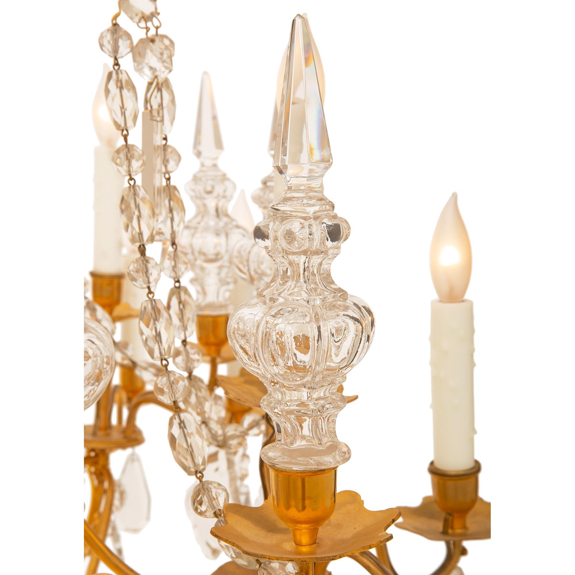 XIXe siècle Lustre en bronze doré et cristal de Baccarat de style Louis XV du milieu du 19e siècle en vente