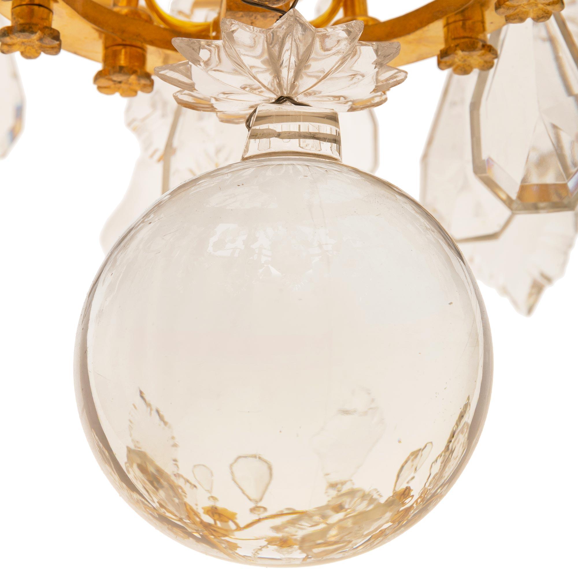 Lustre en bronze doré et cristal de Baccarat de style Louis XV du milieu du 19e siècle en vente 1