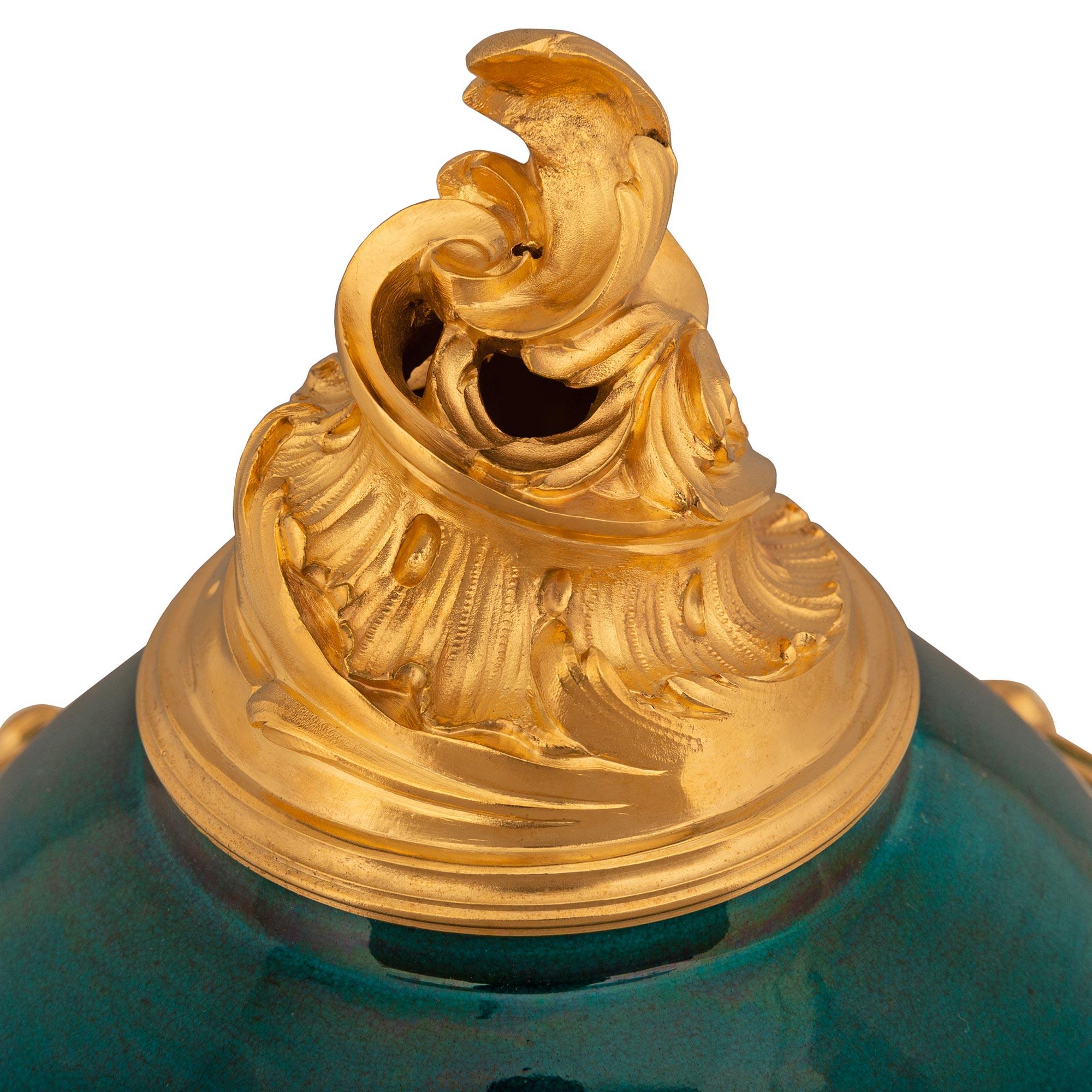 Centre de table français du milieu du 19ème siècle de style Louis XV en bronze doré et porcelaine émaillée Bon état - En vente à West Palm Beach, FL