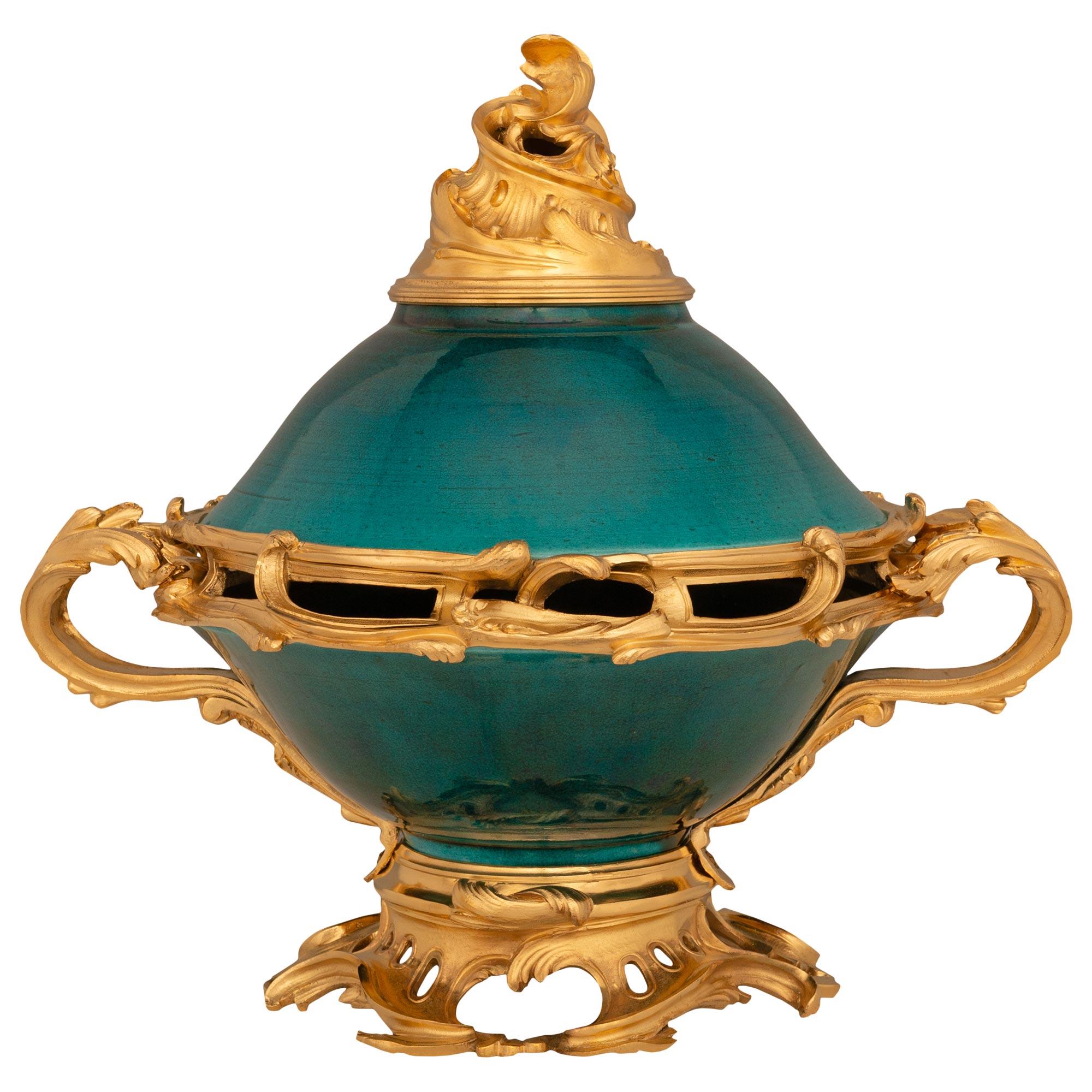 Centre de table français du milieu du 19ème siècle de style Louis XV en bronze doré et porcelaine émaillée en vente 1