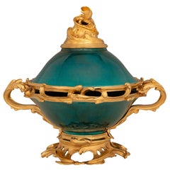 Centre de table français du milieu du 19ème siècle de style Louis XV en bronze doré et porcelaine émaillée