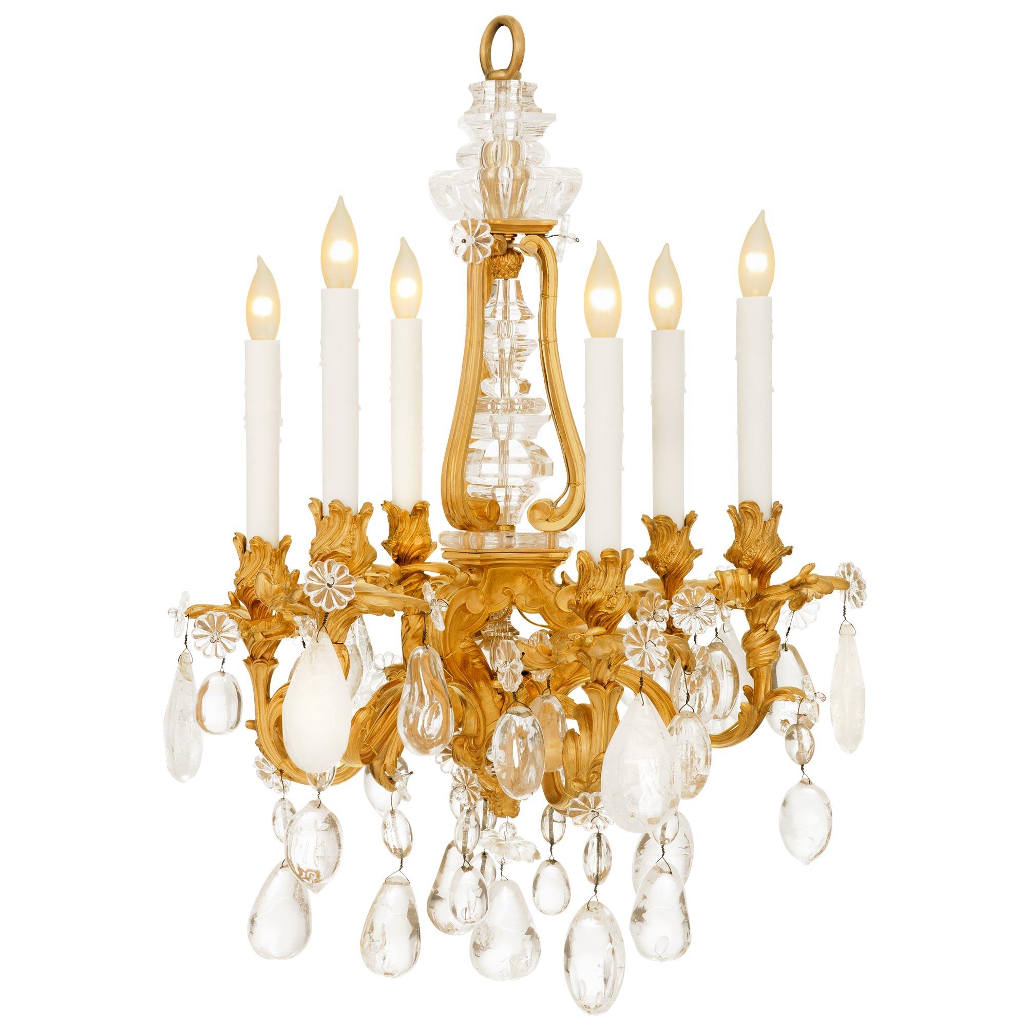Francese Lampadario francese della metà del XIX secolo in stile Luigi XV con ormolatura e cristallo di rocca in vendita