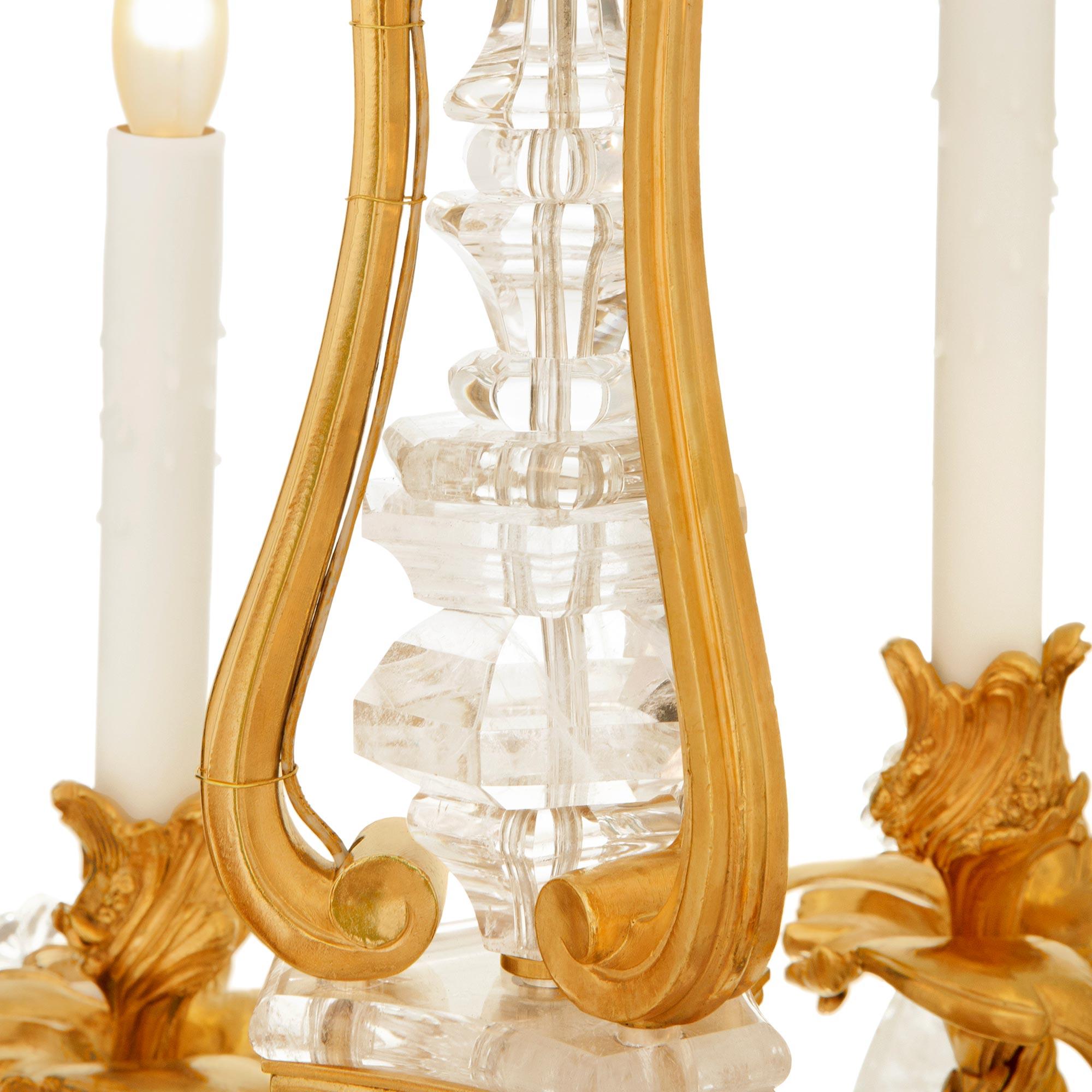 Cristallo Lampadario francese della metà del XIX secolo in stile Luigi XV con ormolatura e cristallo di rocca in vendita