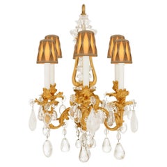 Lampadario francese della metà del XIX secolo in stile Luigi XV con ormolatura e cristallo di rocca