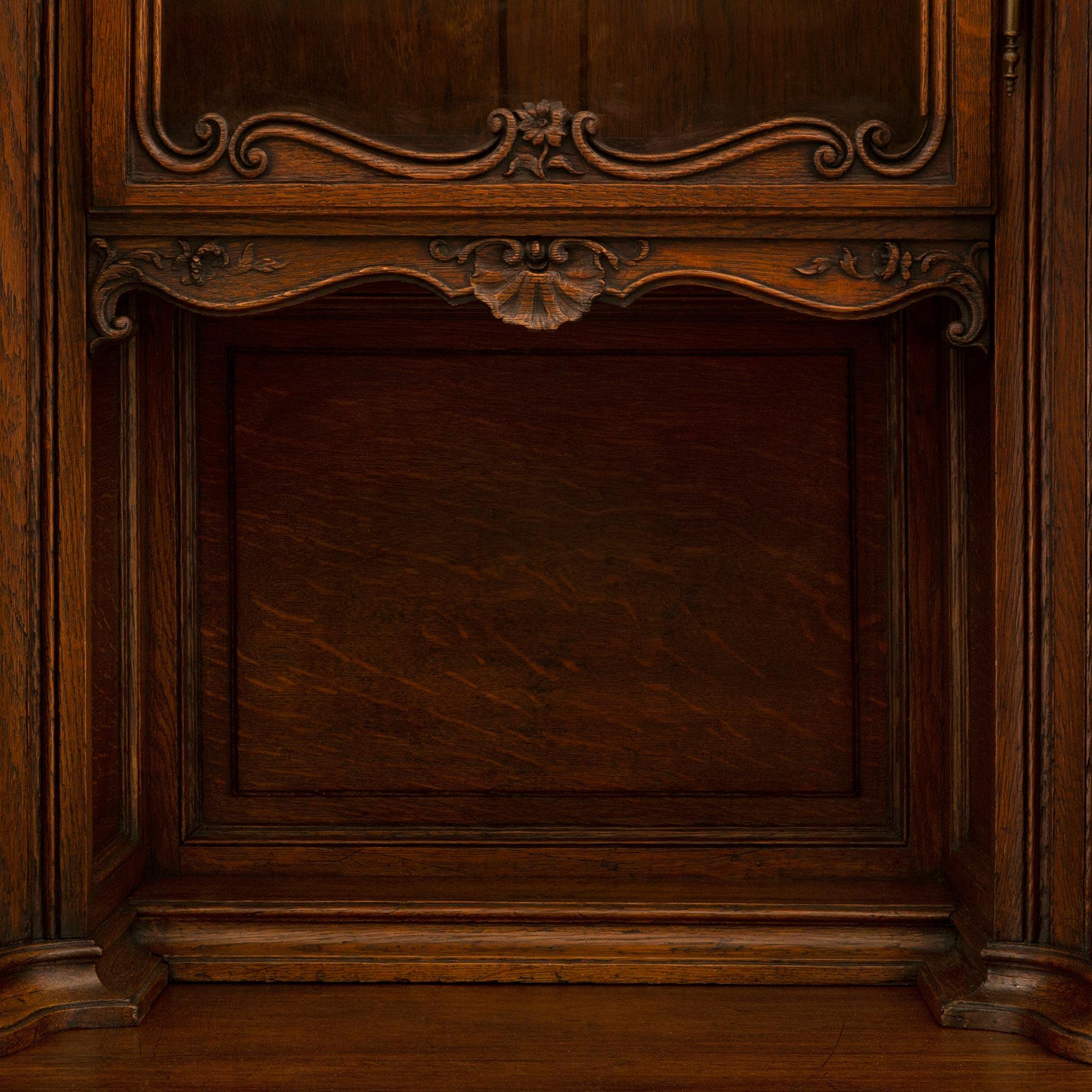 Buffet/vitrine en chêne massif de style Louis XV du milieu du 19ème siècle signé Schmit en vente 1