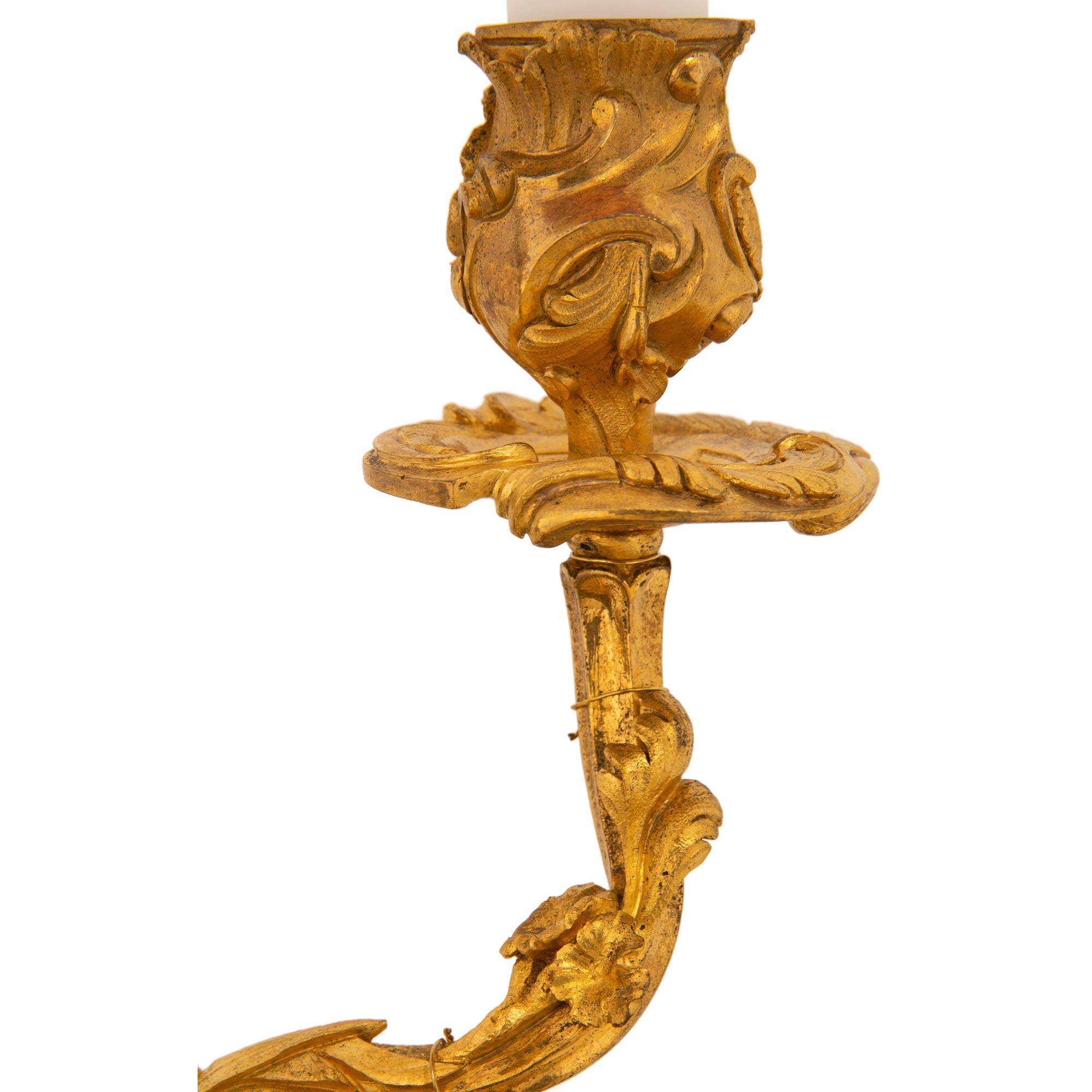 Französische Goldbronze-Kandelaberlampe im Louis-XV-Stil aus der Mitte des 19. Jahrhunderts im Angebot 4