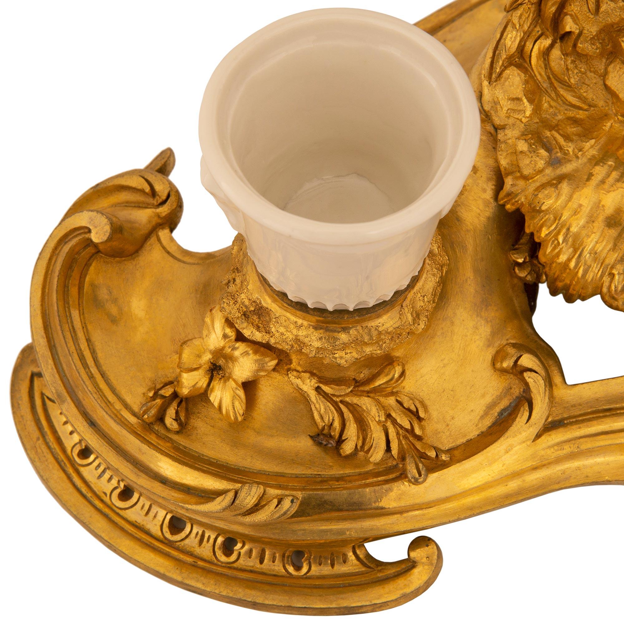 Lámpara candelabro de Ormolu francesa de mediados del siglo XIX, estilo Luis XV en venta 5