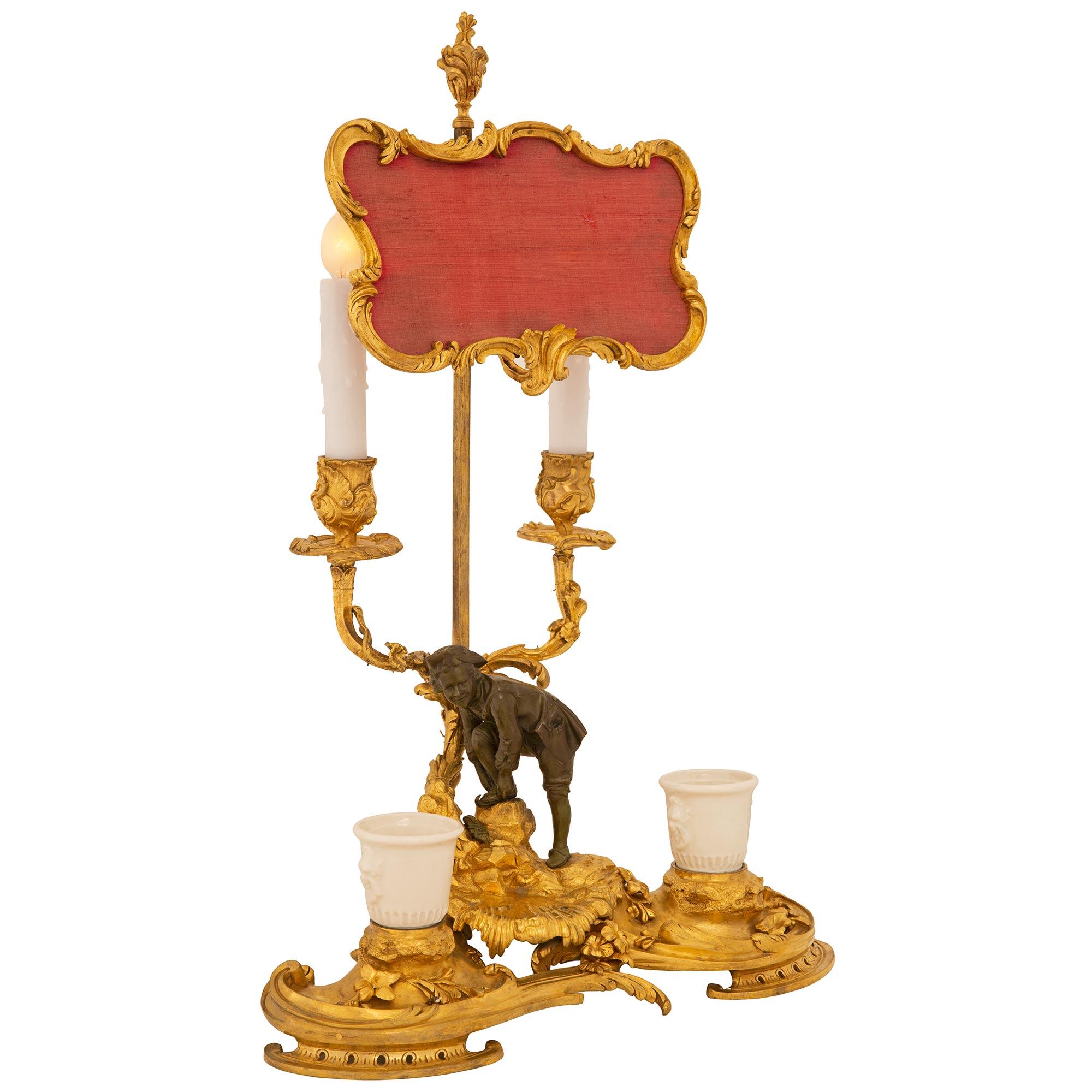 Français Lampe candélabre en bronze doré de style Louis XV du milieu du XIXe siècle en vente