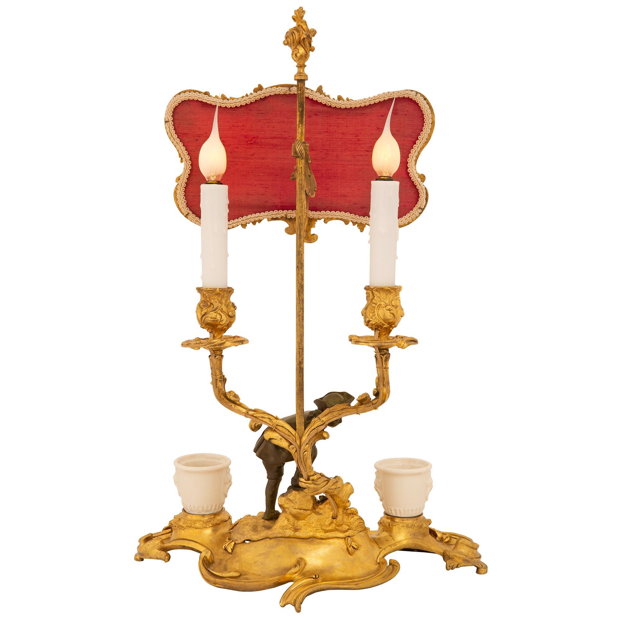 Porcelaine Lampe candélabre en bronze doré de style Louis XV du milieu du XIXe siècle en vente