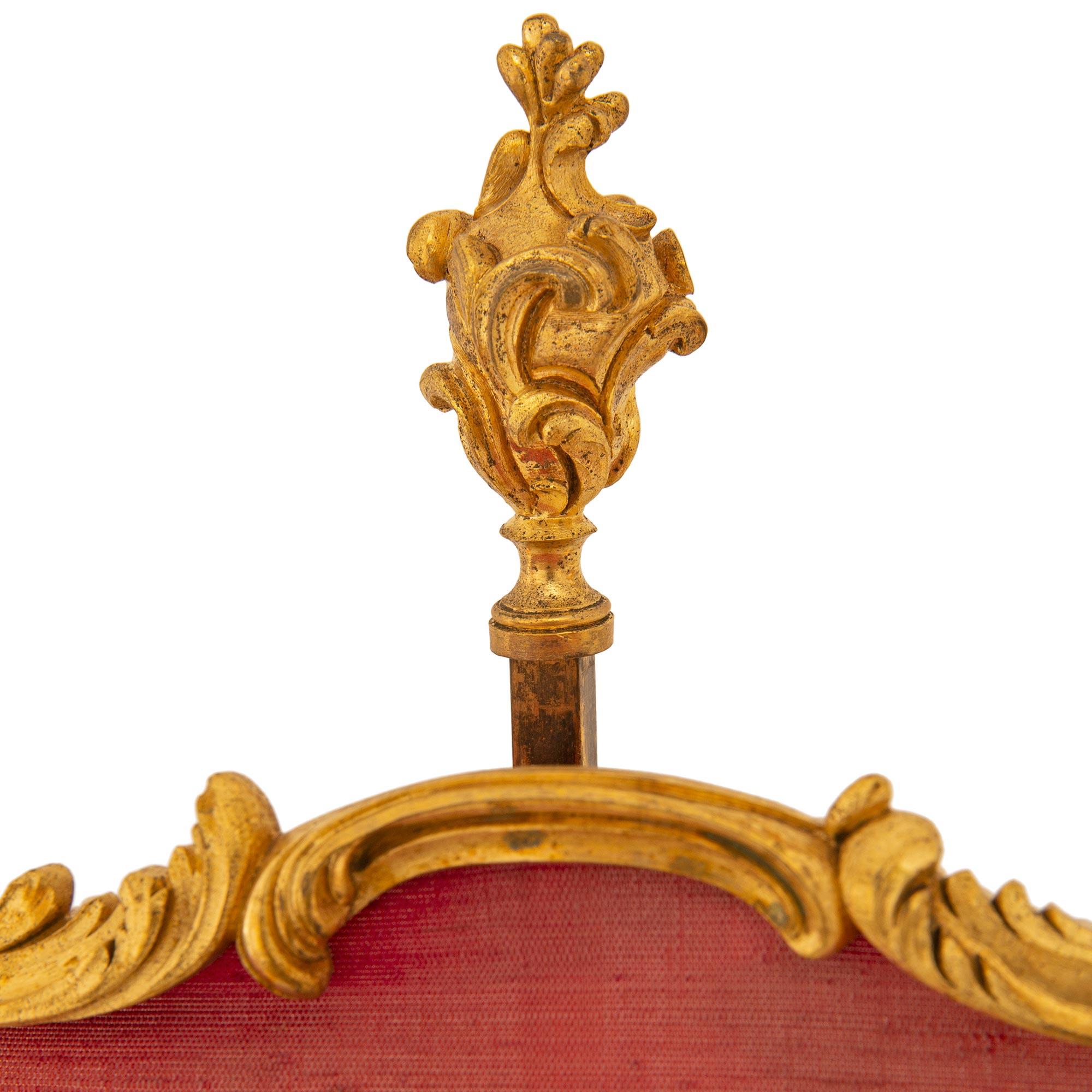 Lampe candélabre en bronze doré de style Louis XV du milieu du XIXe siècle en vente 2