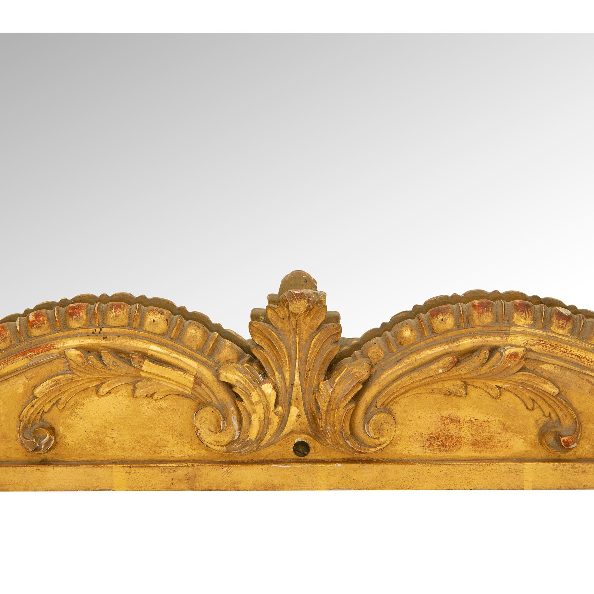 Specchio francese della metà del XIX secolo in stile Luigi XV in legno patinato grigio e dorato in vendita 4