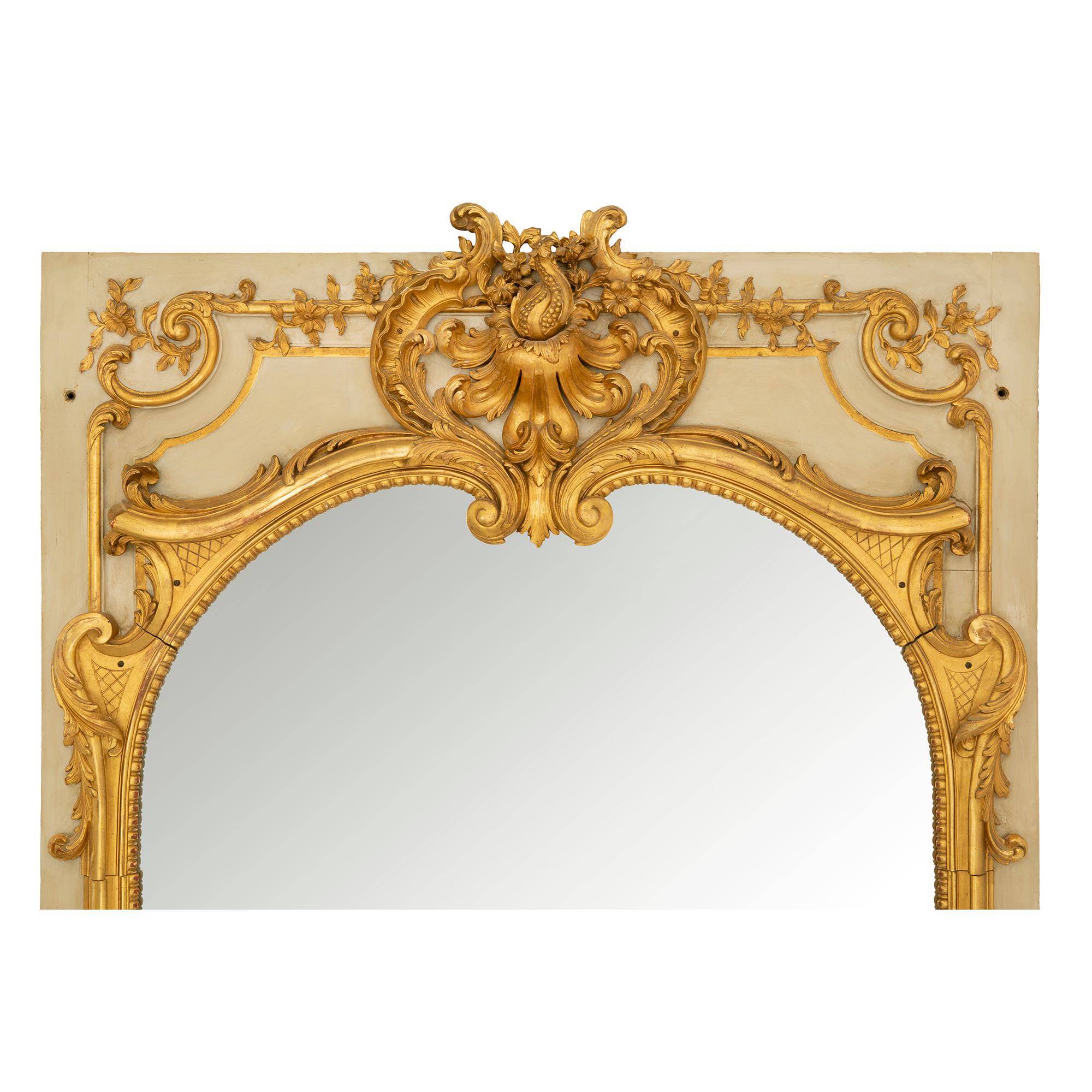 Spiegel aus patiniertem grauem und vergoldetem Holz im Louis-XV-Stil, Mitte des 19. Jahrhunderts (Französisch) im Angebot