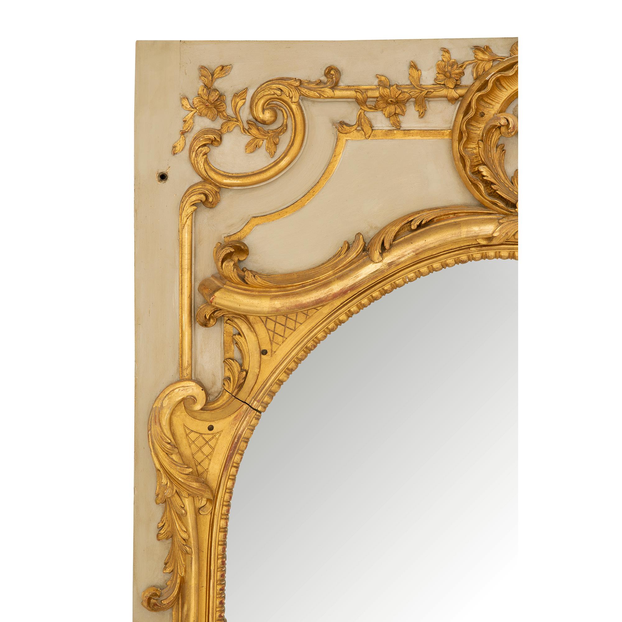 Spiegel aus patiniertem grauem und vergoldetem Holz im Louis-XV-Stil, Mitte des 19. Jahrhunderts im Zustand „Gut“ im Angebot in West Palm Beach, FL