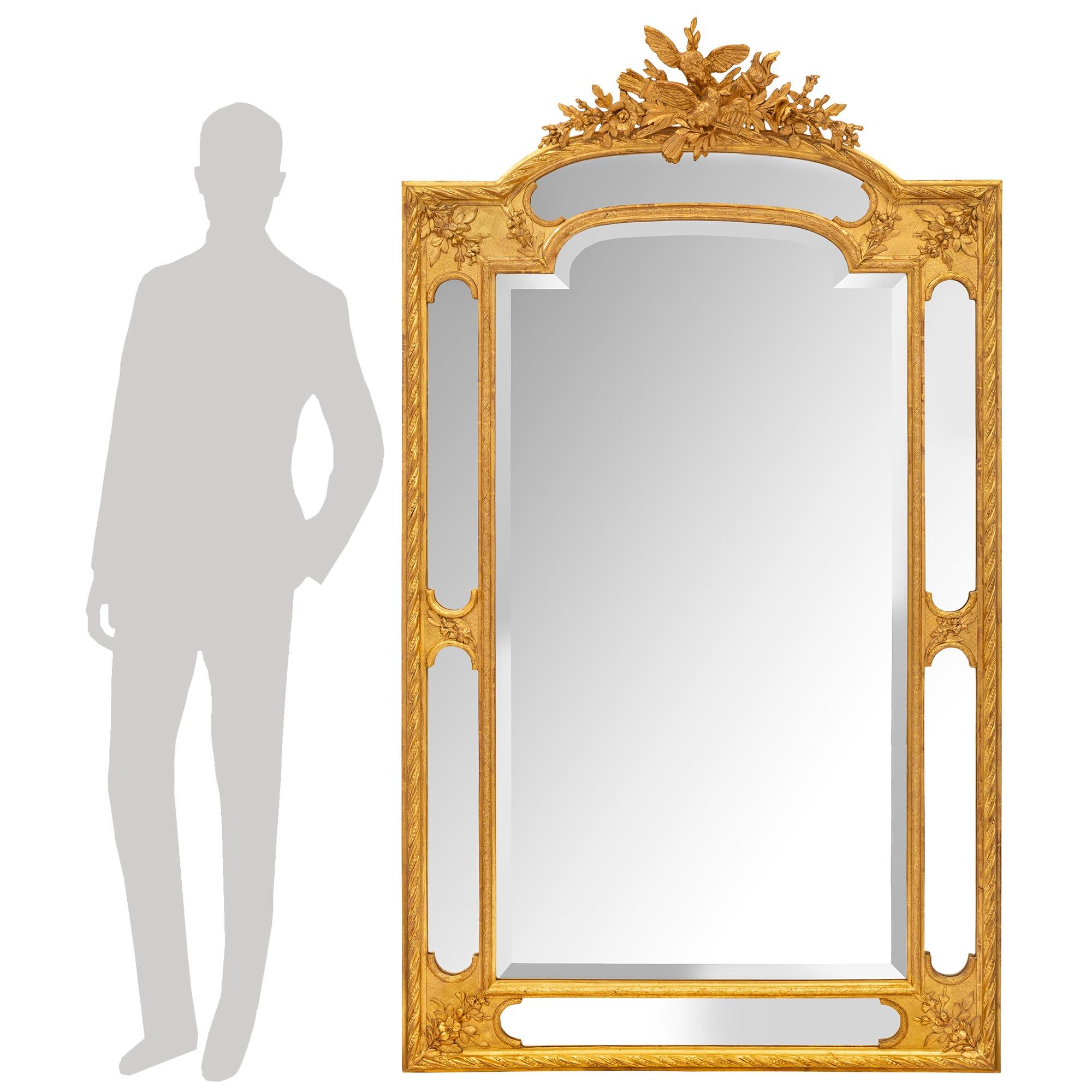 Eine sehr elegante Französisch Mitte des 19. Jahrhunderts Louis XVI st. vergoldet Spiegel doppelt gerahmt. Der Spiegel bewahrt alle seine ursprünglichen Spiegelplatten, die in hübsch gebundene Lorbeerbänder und dekorative, gedrehte Gewandmuster an