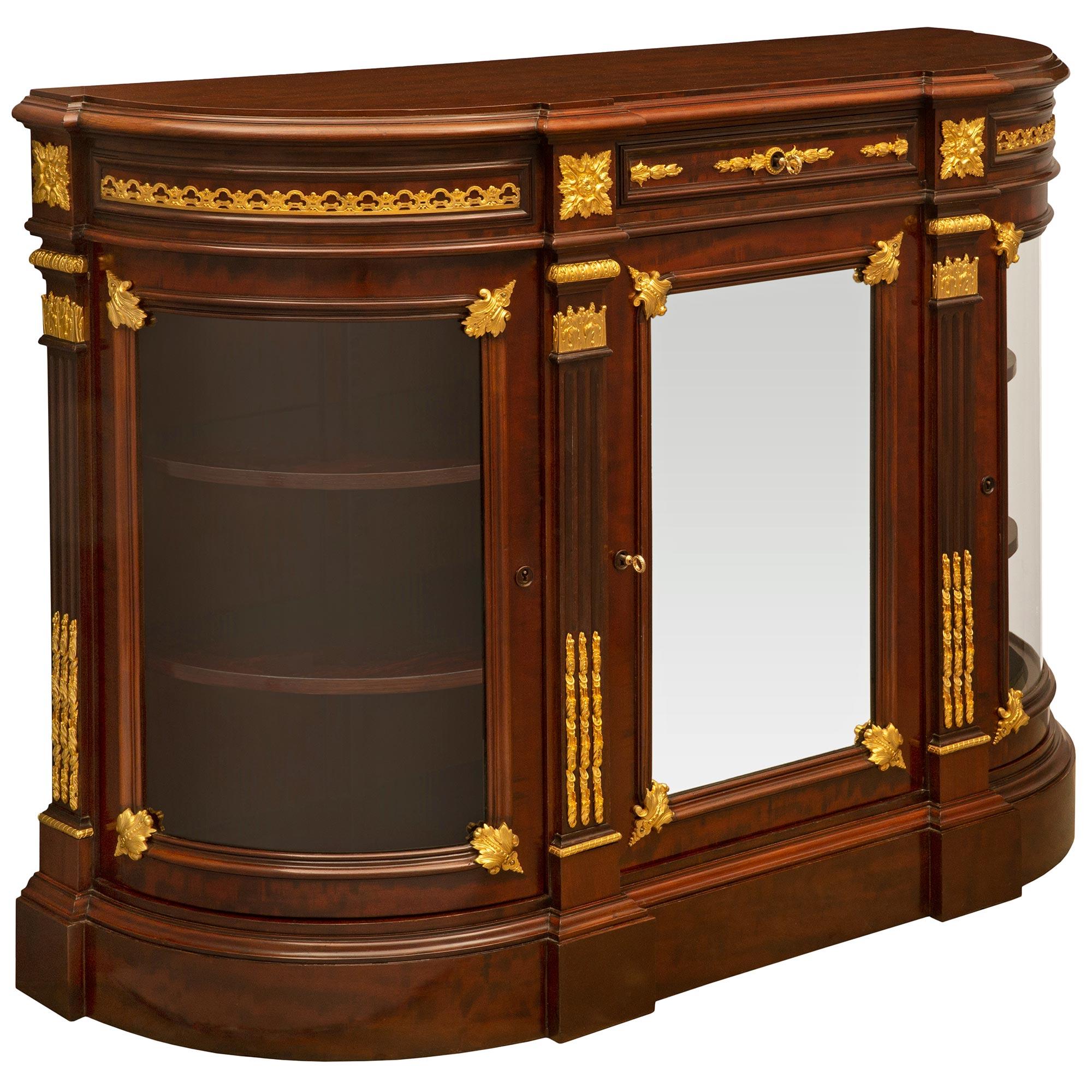 Buffet francés de caoba y ormolu de mediados del siglo XIX, estilo Luis XVI Francés en venta