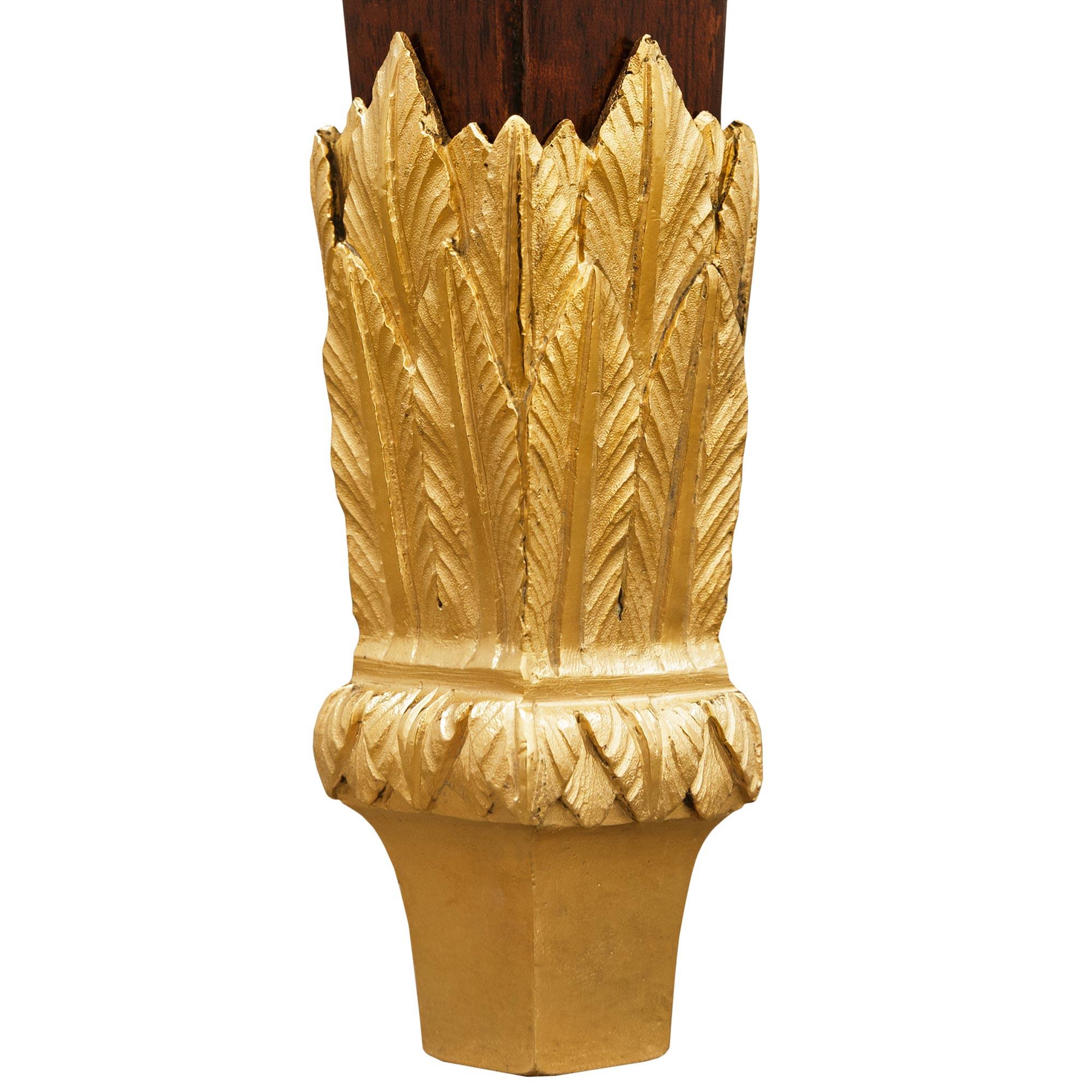 Scrivania francese della metà del XIX secolo in mogano Luigi XVI e ormolu in vendita 6