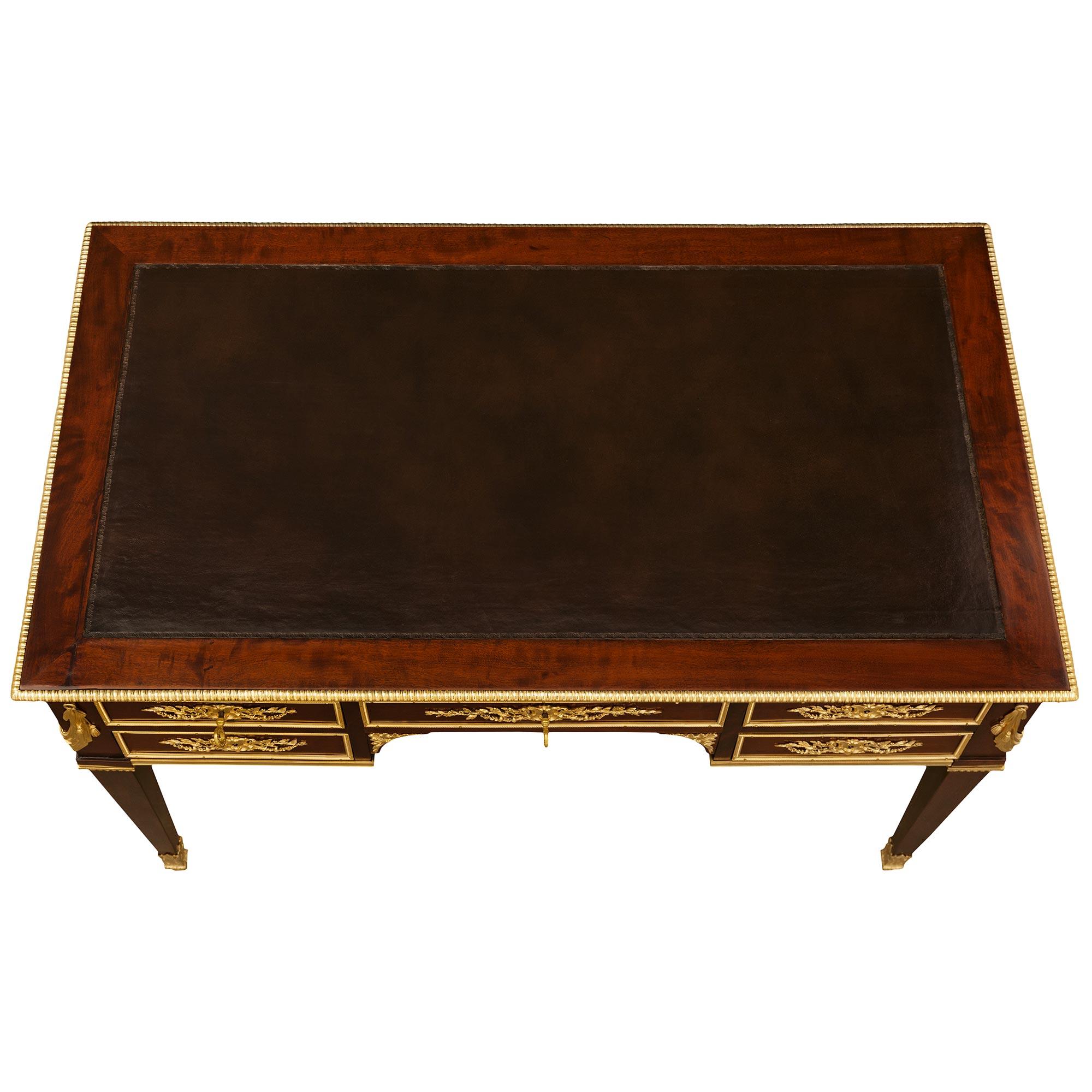 Scrivania francese della metà del XIX secolo in mogano Luigi XVI e ormolu in vendita 7