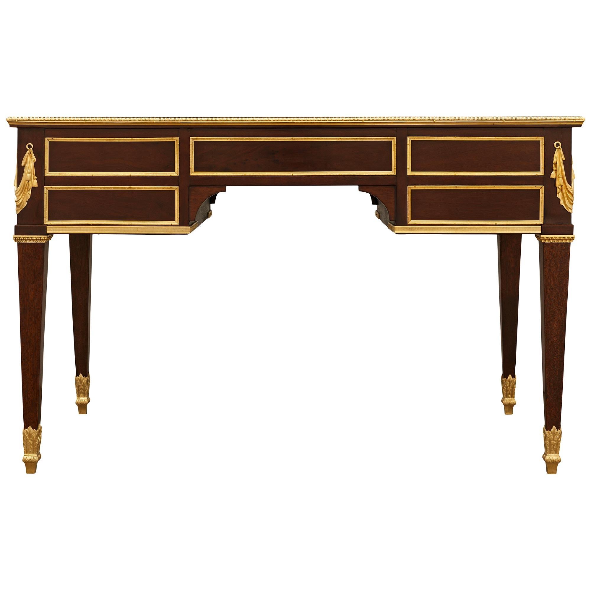 Scrivania francese della metà del XIX secolo in mogano Luigi XVI e ormolu in vendita 8