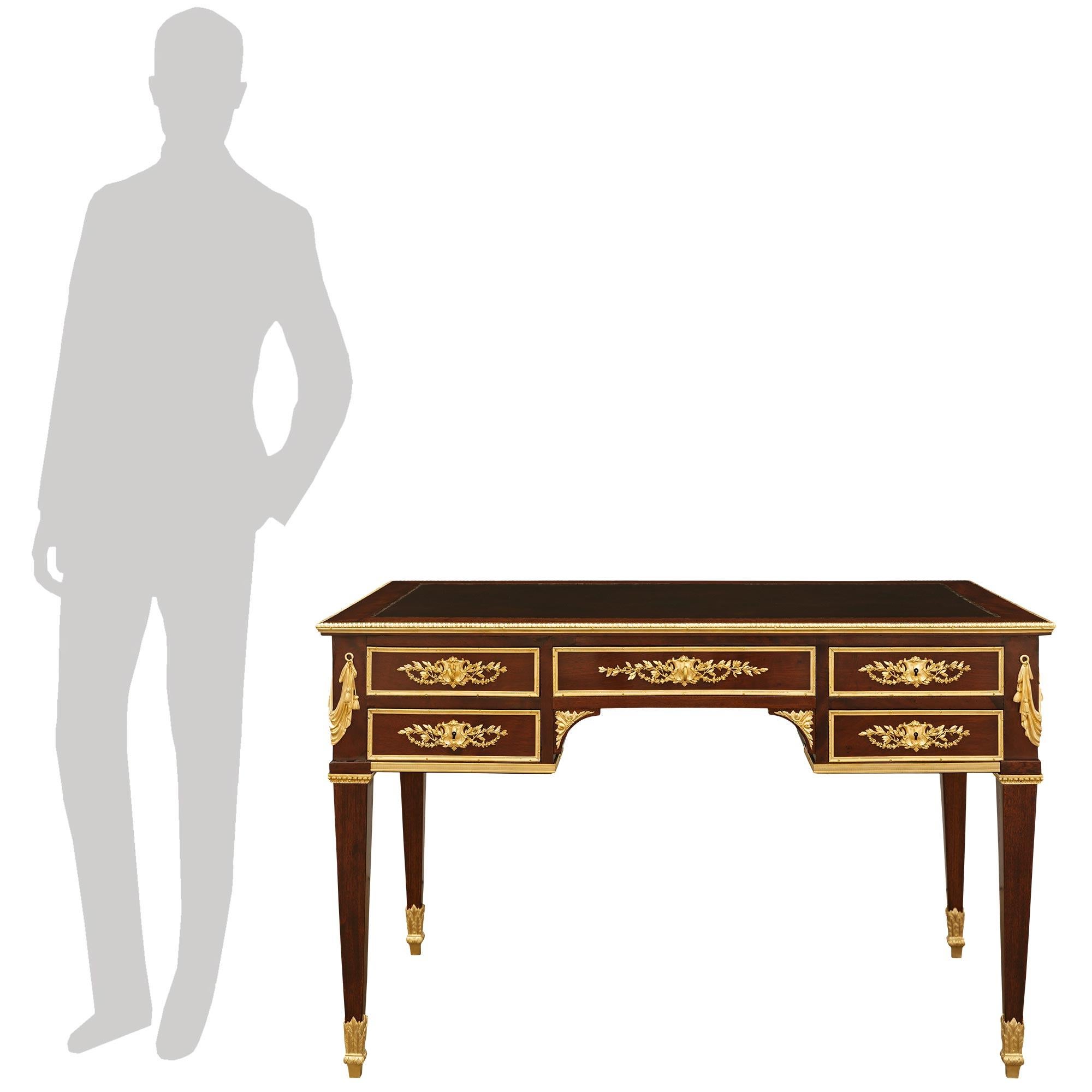 Scrivania francese di alta qualità e molto decorativa della metà del XIX secolo in mogano Luigi XVI e Ormolu. Questa bella scrivania è sollevata da gambe quadrate affusolate in mogano con una fascia superiore in Ormolu e un sabot inferiore in Ormolu