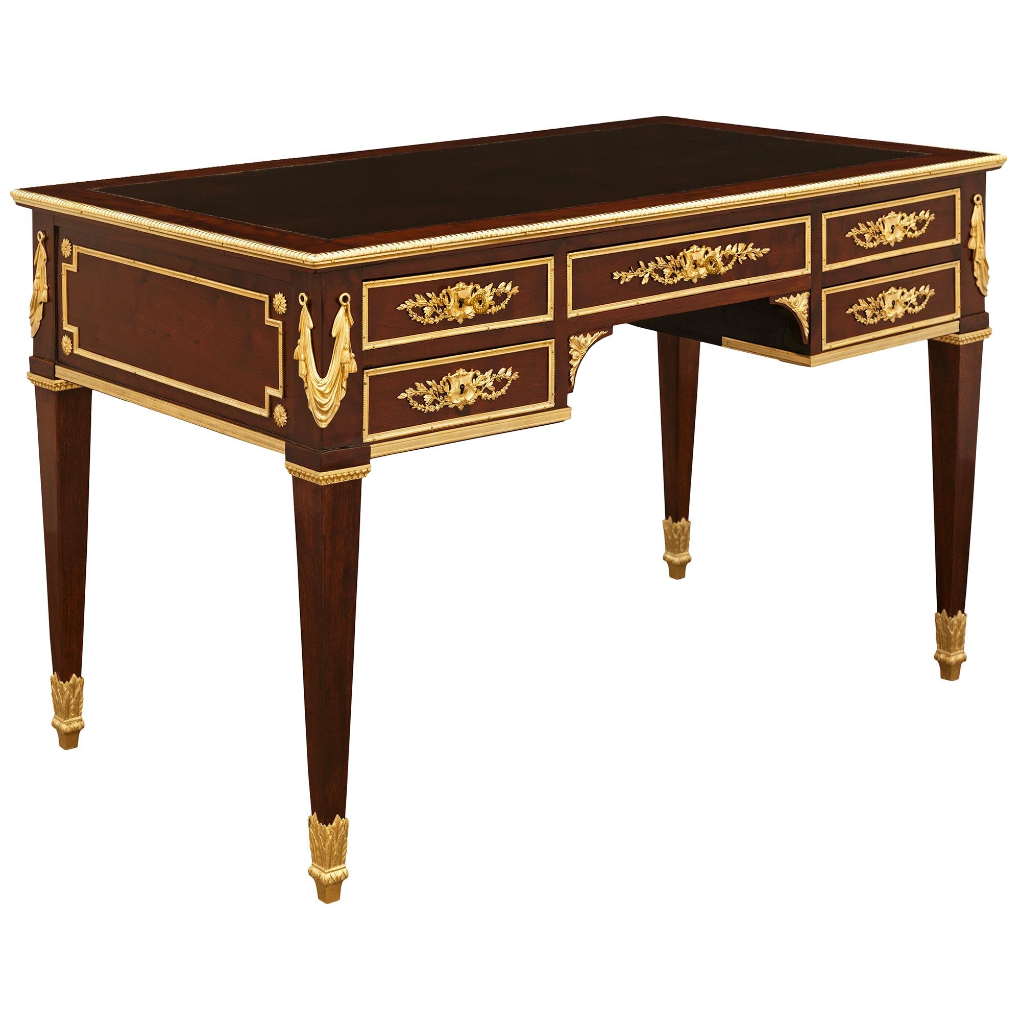 Francese Scrivania francese della metà del XIX secolo in mogano Luigi XVI e ormolu in vendita