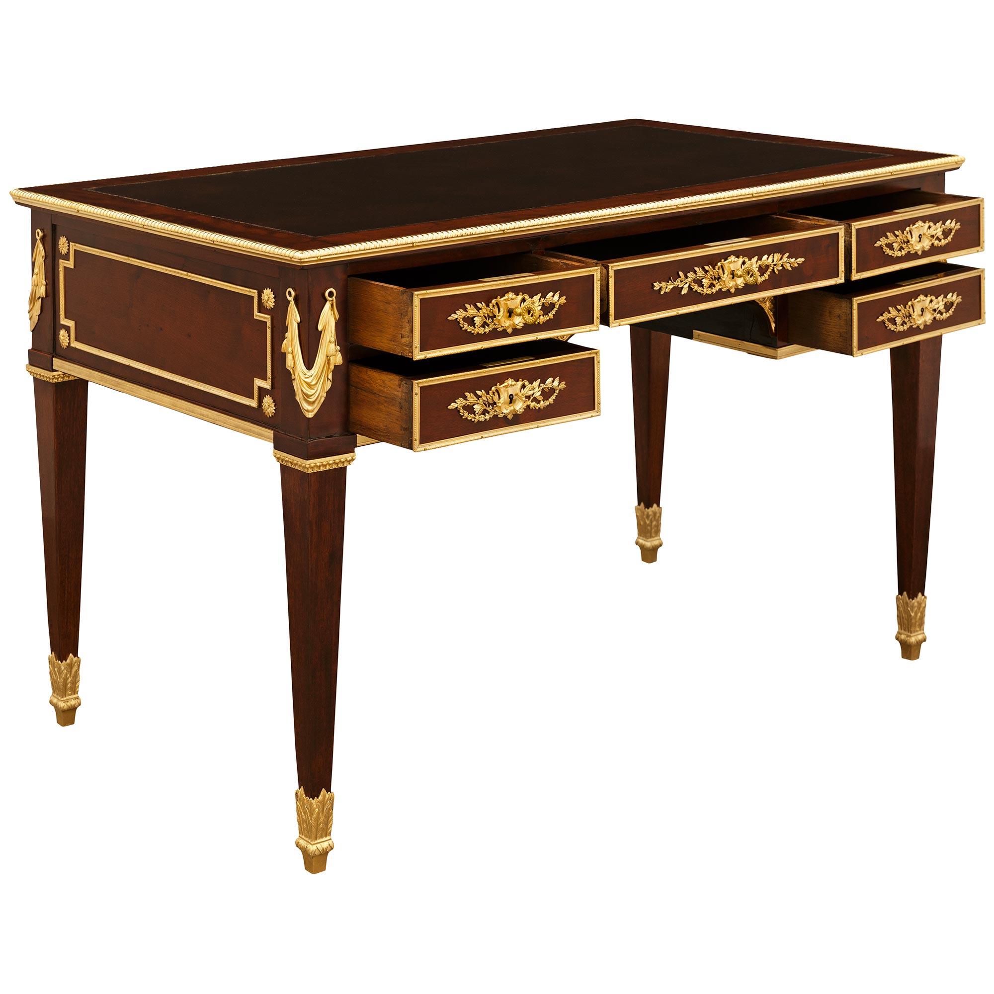 Scrivania francese della metà del XIX secolo in mogano Luigi XVI e ormolu In condizioni buone in vendita a West Palm Beach, FL