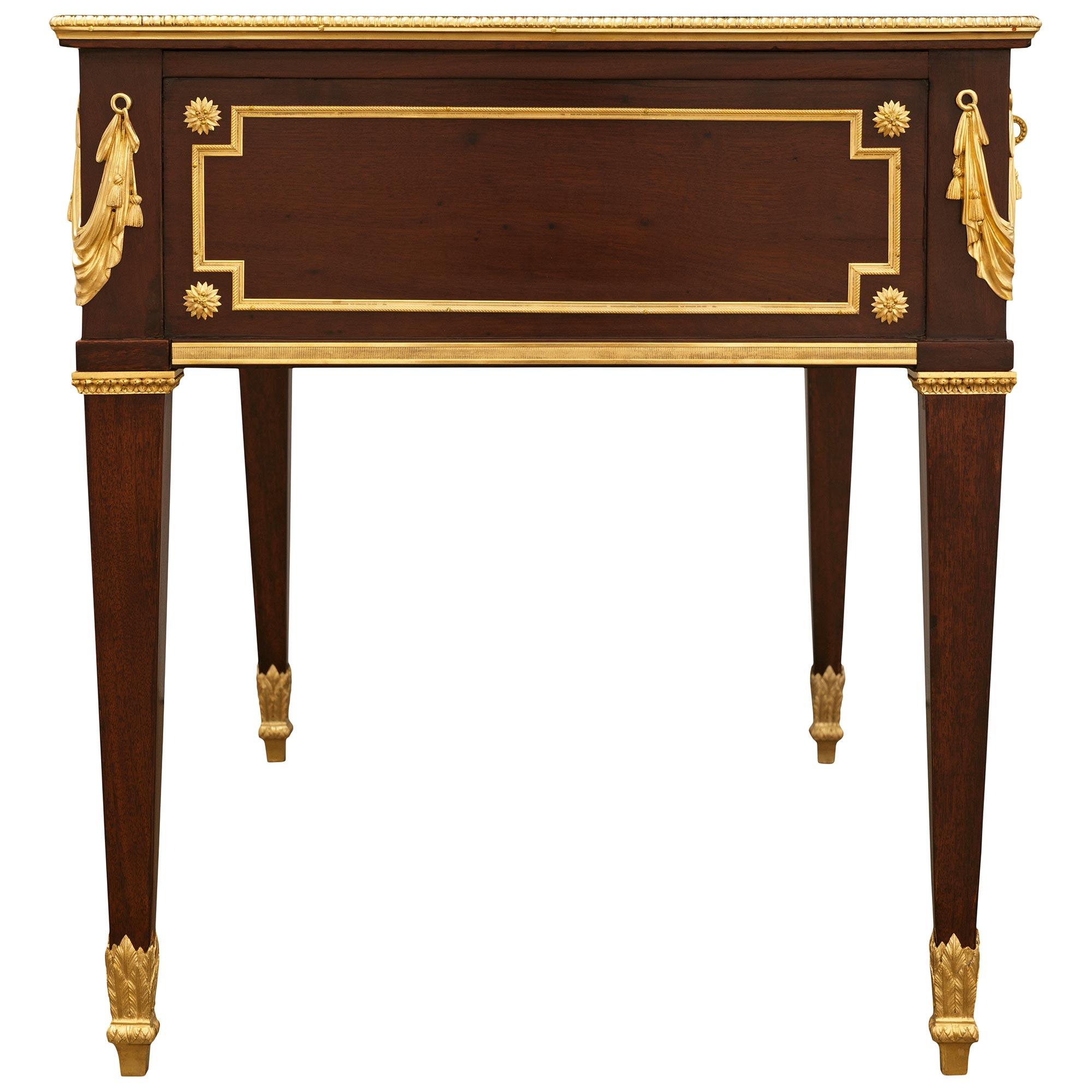 Pelle Scrivania francese della metà del XIX secolo in mogano Luigi XVI e ormolu in vendita