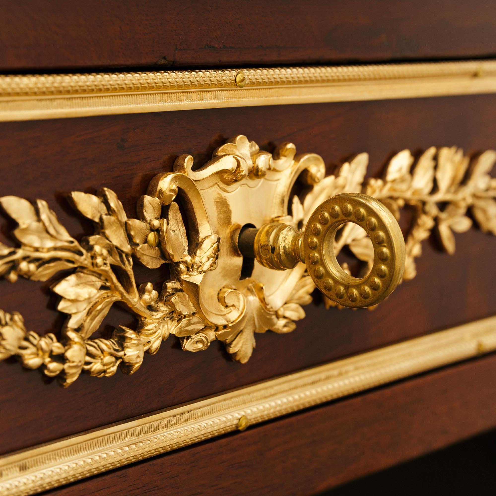 Scrivania francese della metà del XIX secolo in mogano Luigi XVI e ormolu in vendita 3