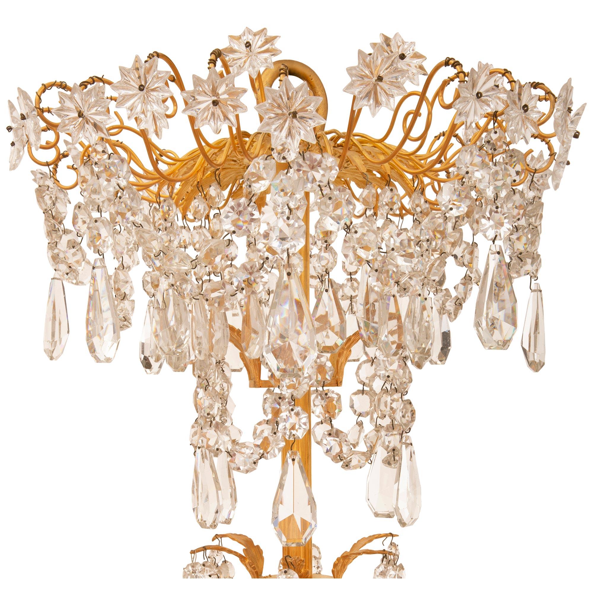 Francese Lampadario francese della metà del XIX secolo St. Louis Crystal con ormolu e cristalli Baccarat in vendita