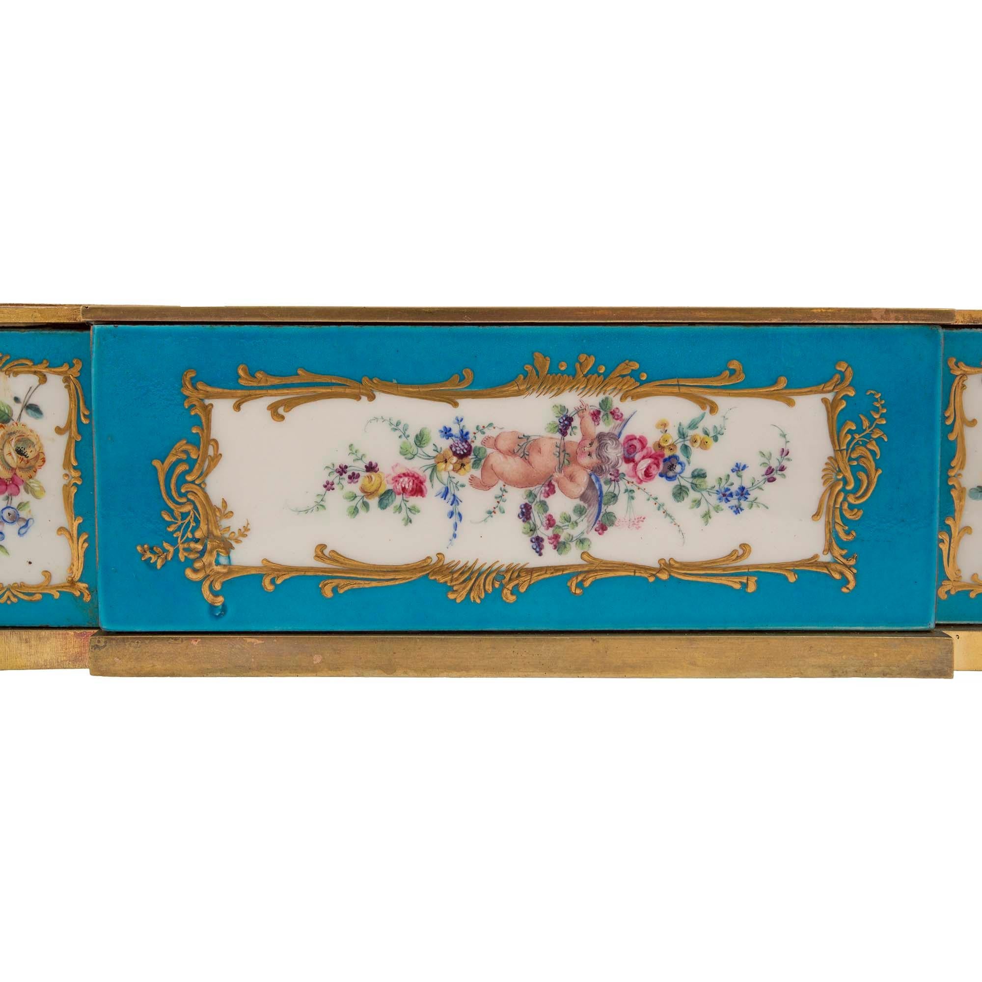 Tintenfass aus Goldbronze und Svres-Porzellan im Louis-XVI-Stil, Mitte des 19. Jahrhunderts im Zustand „Gut“ im Angebot in West Palm Beach, FL