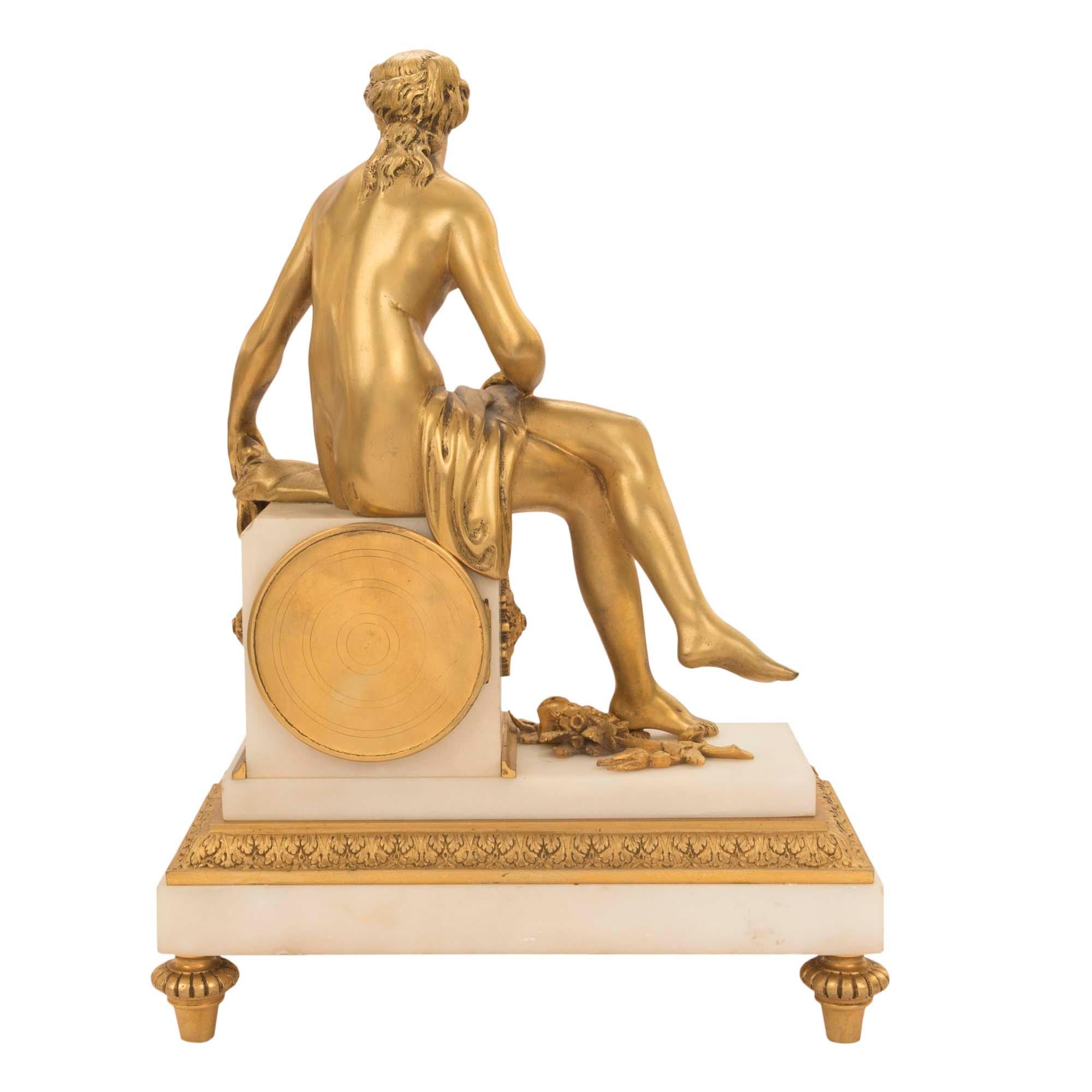 Horloge française du milieu du XIXe siècle, style Louis XVI, en bronze doré et marbre de Carrare blanc Bon état - En vente à West Palm Beach, FL