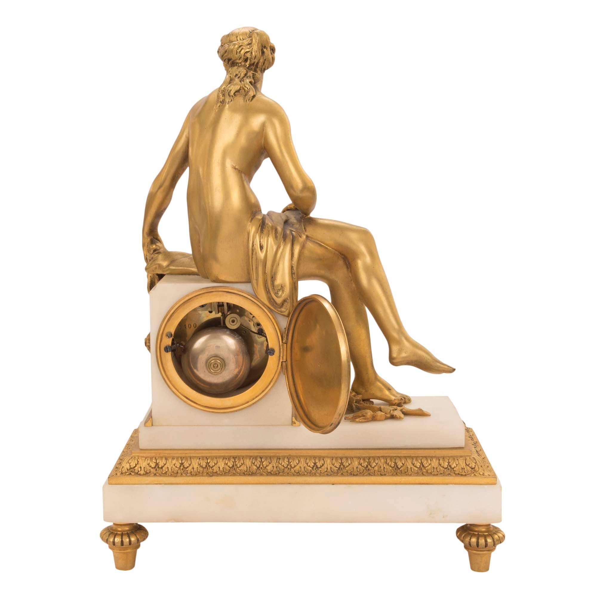 Bronze doré Horloge française du milieu du XIXe siècle, style Louis XVI, en bronze doré et marbre de Carrare blanc en vente