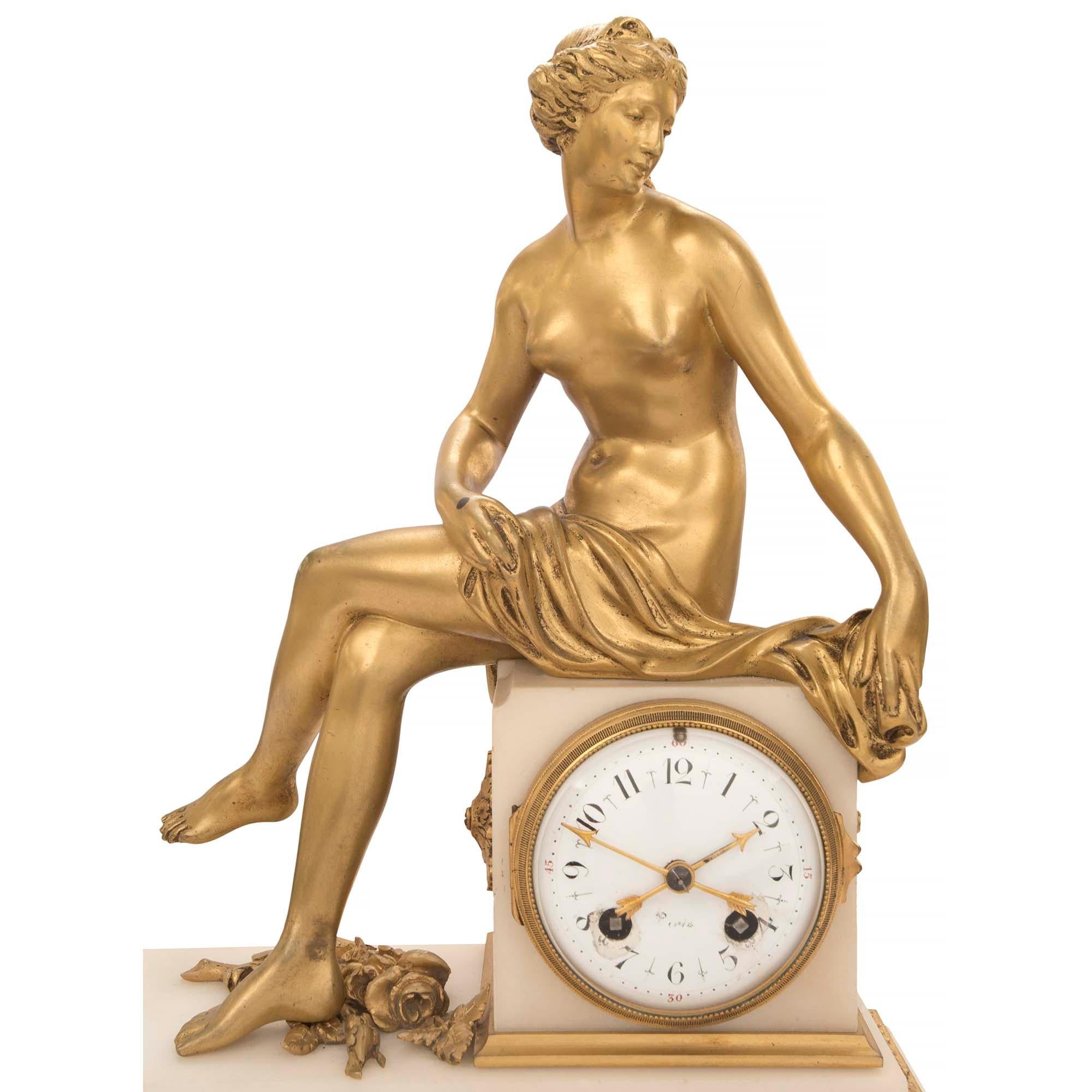 Uhr aus Goldbronze und weißem Carrara-Marmor, Louis XVI.-Stil, Mitte des 19. Jahrhunderts im Angebot 2