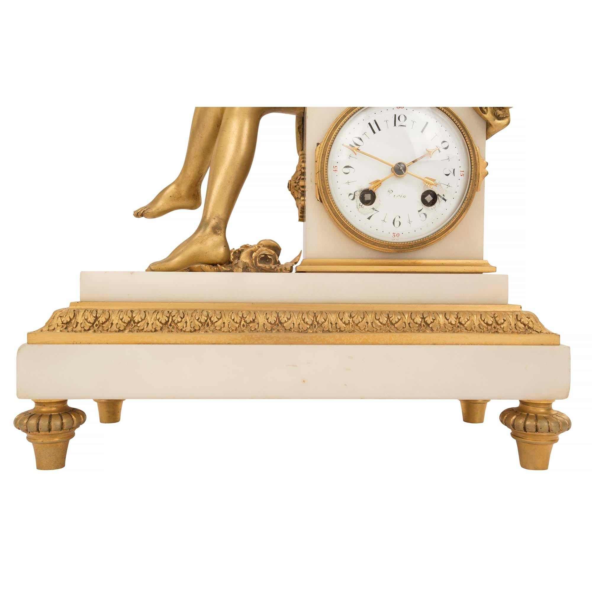 Uhr aus Goldbronze und weißem Carrara-Marmor, Louis XVI.-Stil, Mitte des 19. Jahrhunderts im Angebot 3