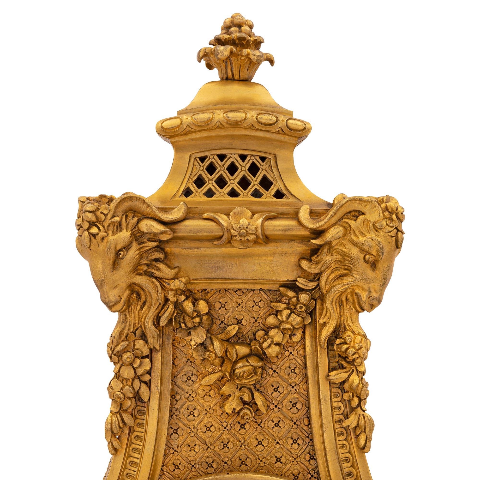 Mitte des 19. Jahrhunderts Französische Louis XVI St. Goldbronze-Kaminuhr, signiert 'Pons' im Zustand „Gut“ im Angebot in West Palm Beach, FL