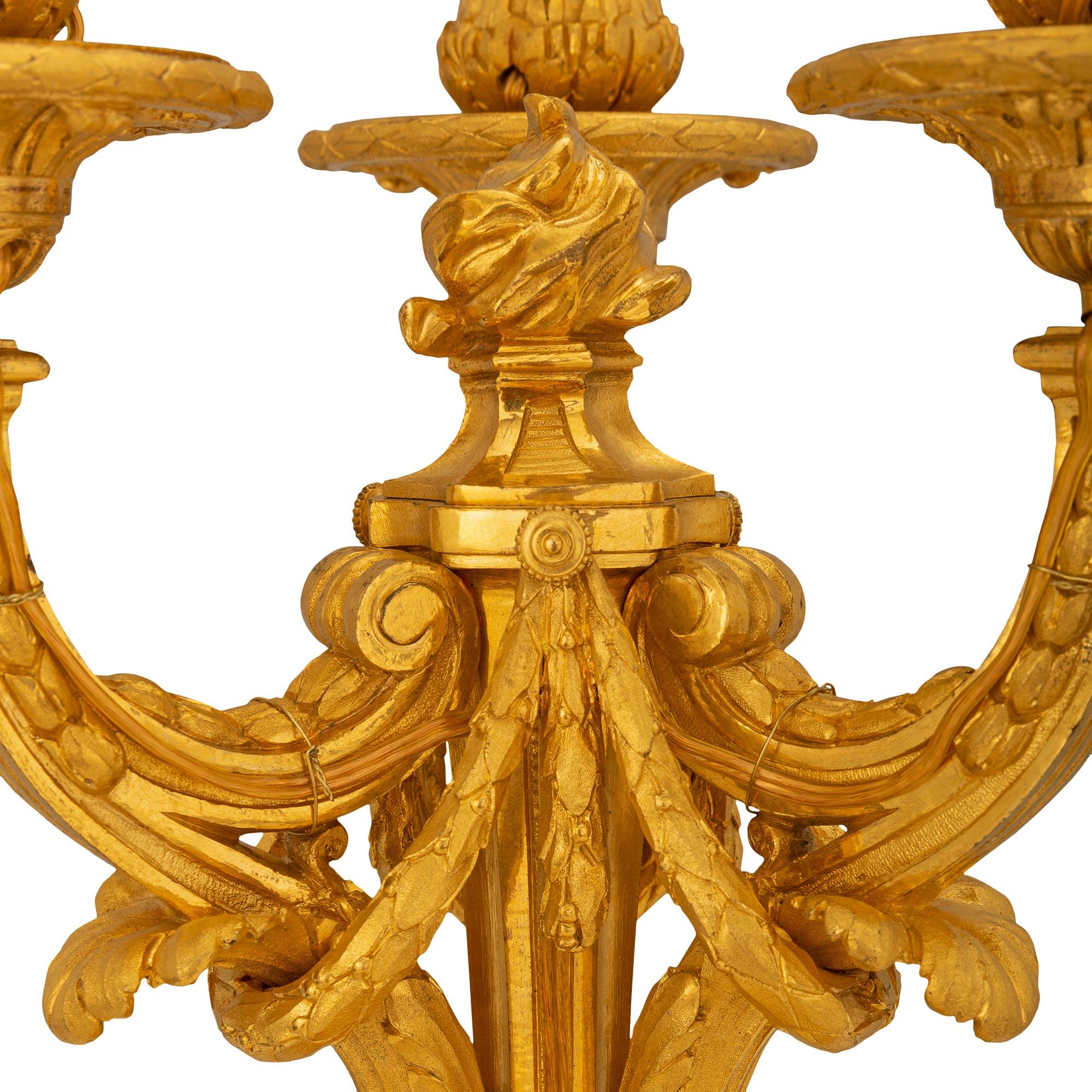 Bronze doré Candélabres à trois lumières en bronze doré de style Louis XVI du milieu du XIXe siècle français en vente