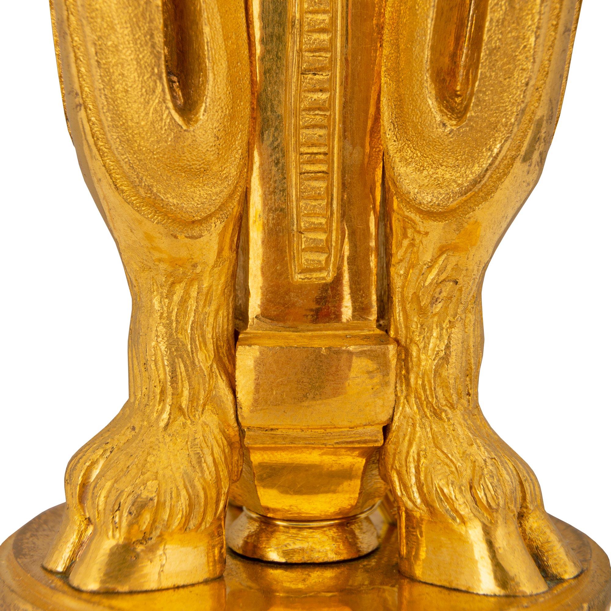 Candélabres à trois lumières en bronze doré de style Louis XVI du milieu du XIXe siècle français en vente 1