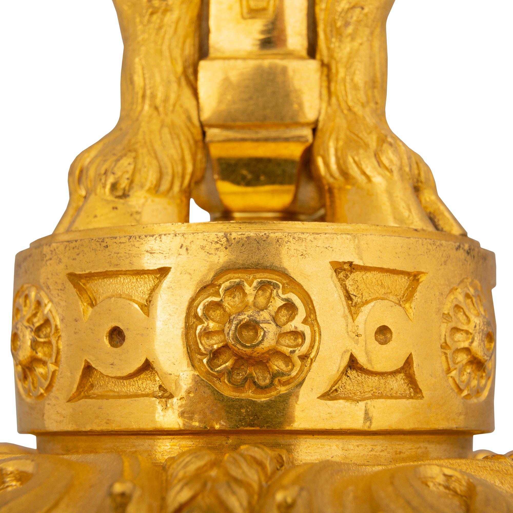 Candélabres à trois lumières en bronze doré de style Louis XVI du milieu du XIXe siècle français en vente 2