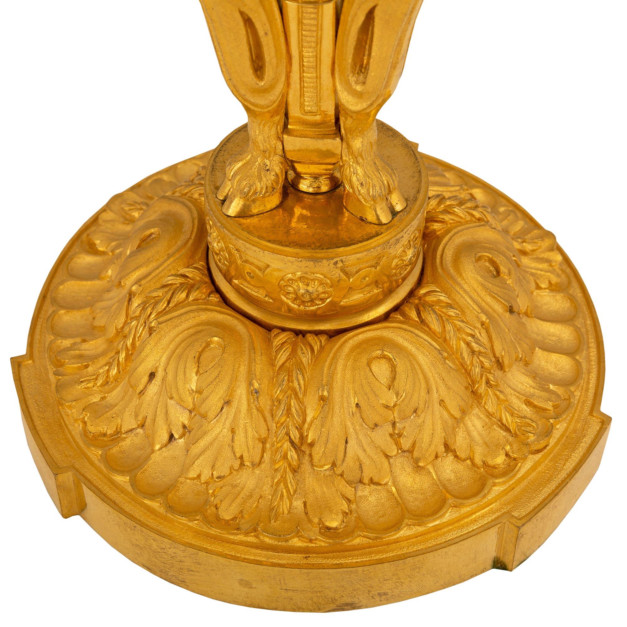 Candélabres à trois lumières en bronze doré de style Louis XVI du milieu du XIXe siècle français en vente 3