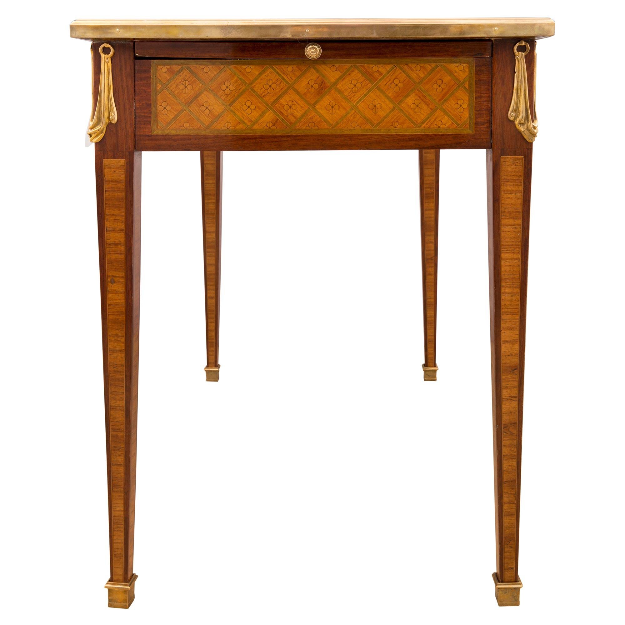 Schreibtisch aus Tulpenholz, Veilchenholz und Charmwood im Louis-XVI-Stil aus der Mitte des 19. Jahrhunderts (Goldbronze) im Angebot