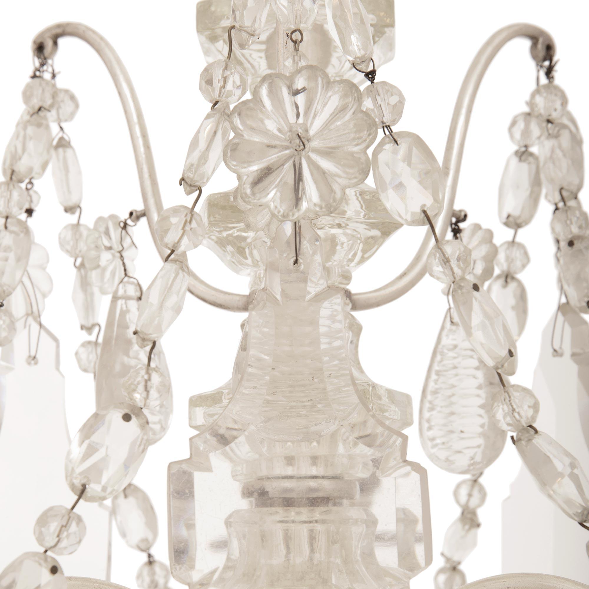Francese del XIX secolo. Lampadario in bronzo argentato e cristallo di Baccarat Luigi XVI secolo in vendita 1