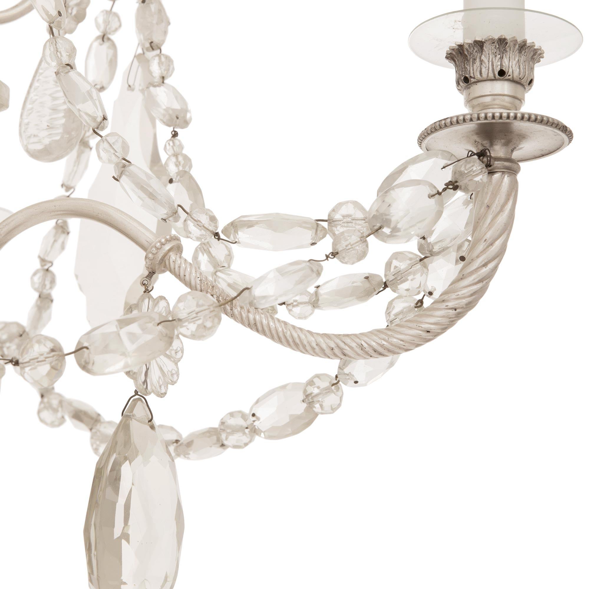Francese del XIX secolo. Lampadario in bronzo argentato e cristallo di Baccarat Luigi XVI secolo in vendita 2