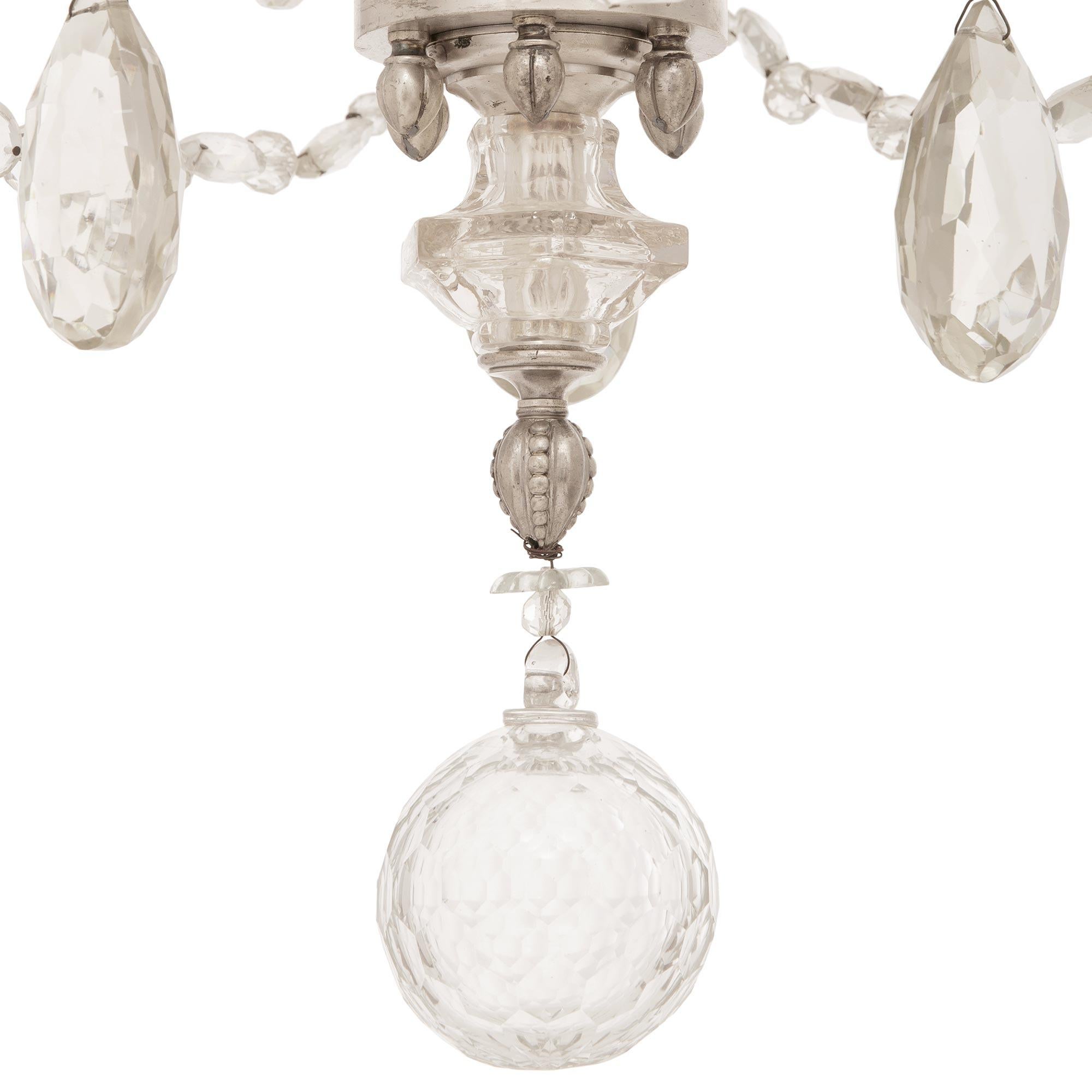 Francese del XIX secolo. Lampadario in bronzo argentato e cristallo di Baccarat Luigi XVI secolo in vendita 3